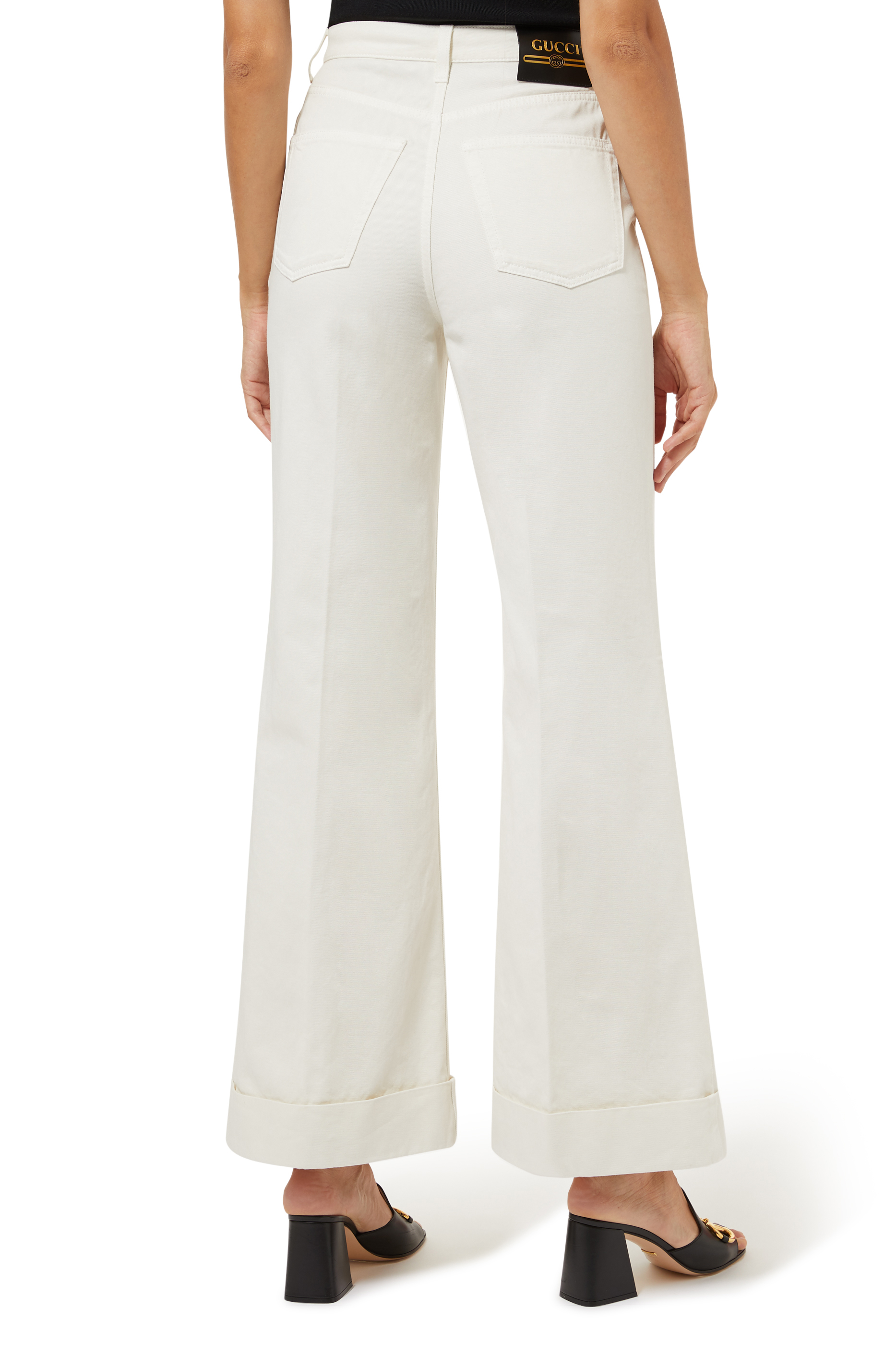 بنطال بقصة واسعة ولون باهت خامات صديقة للبيئة