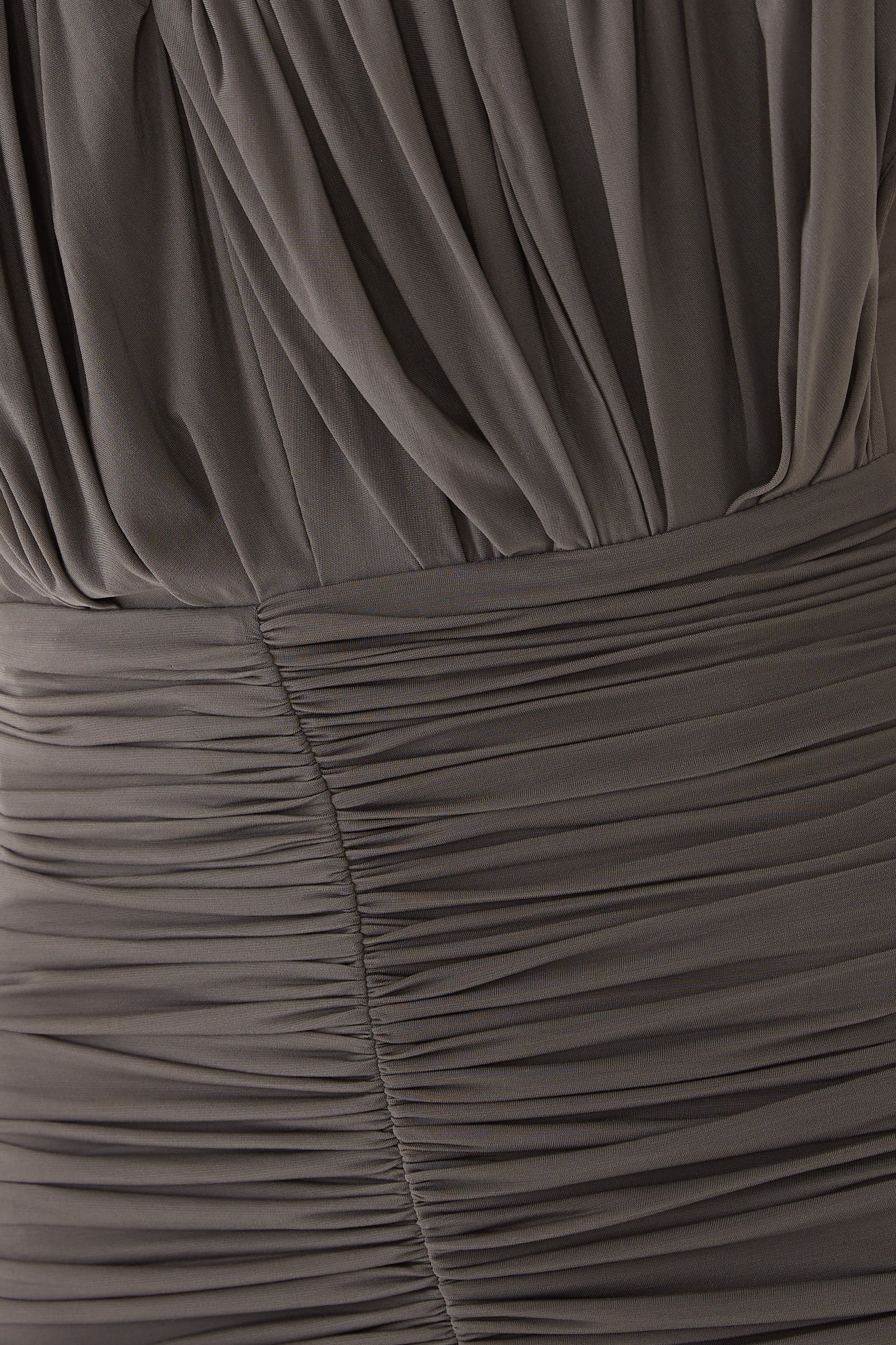 فستان قصير بصدرية على شكل بتلة وردة بتصميم غير متماثل