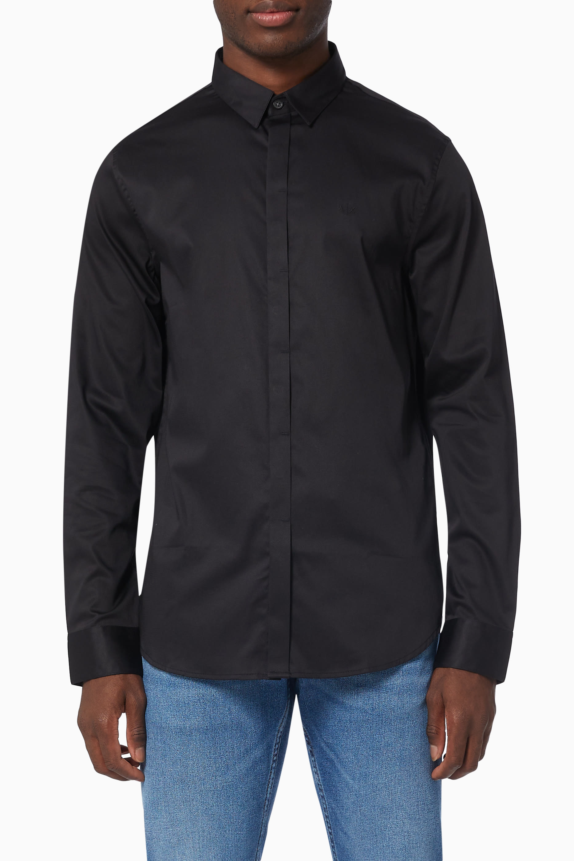 قميص بقصة ضيقة