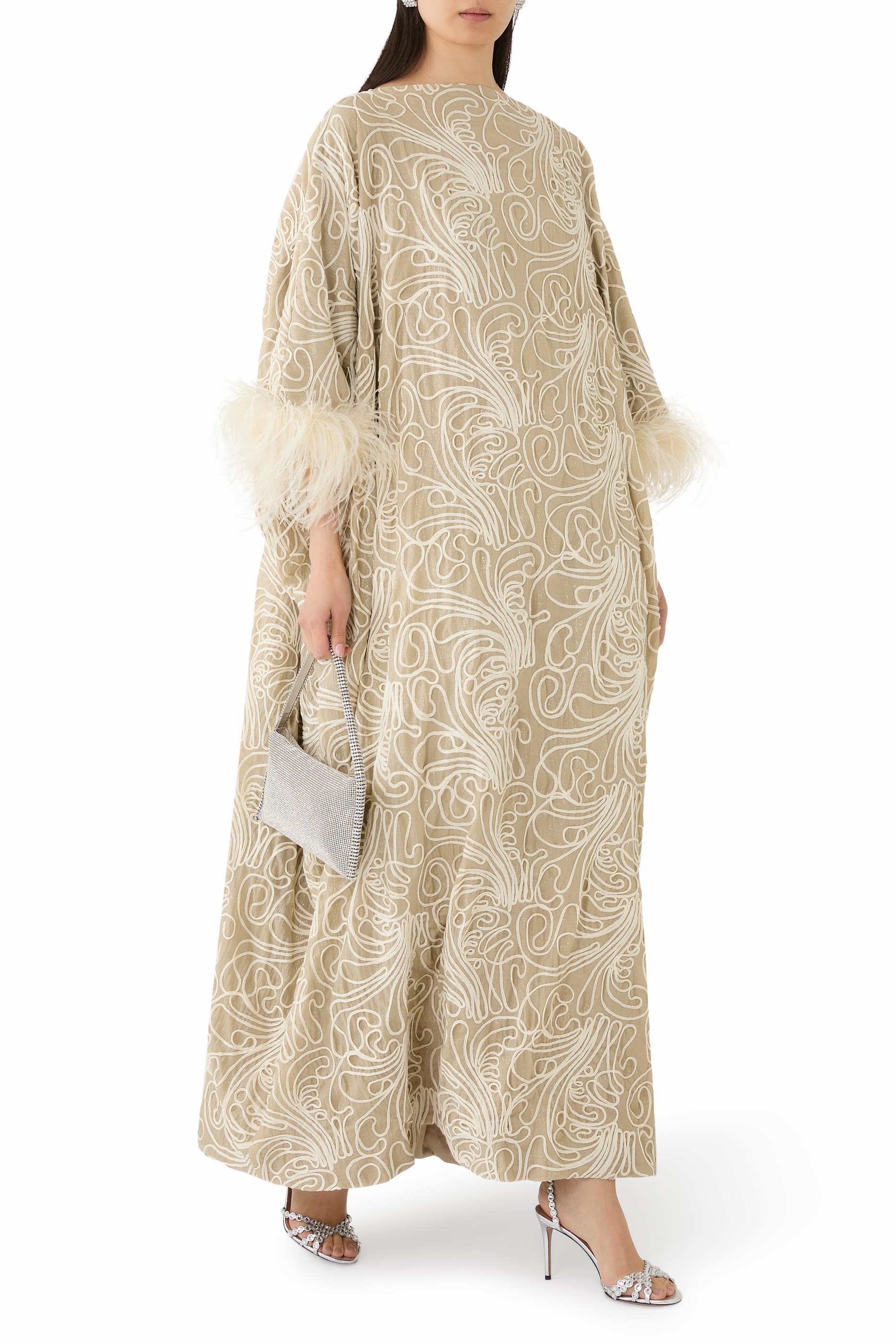 فستان كوكون بتطريز تجريدي مزين بالريش