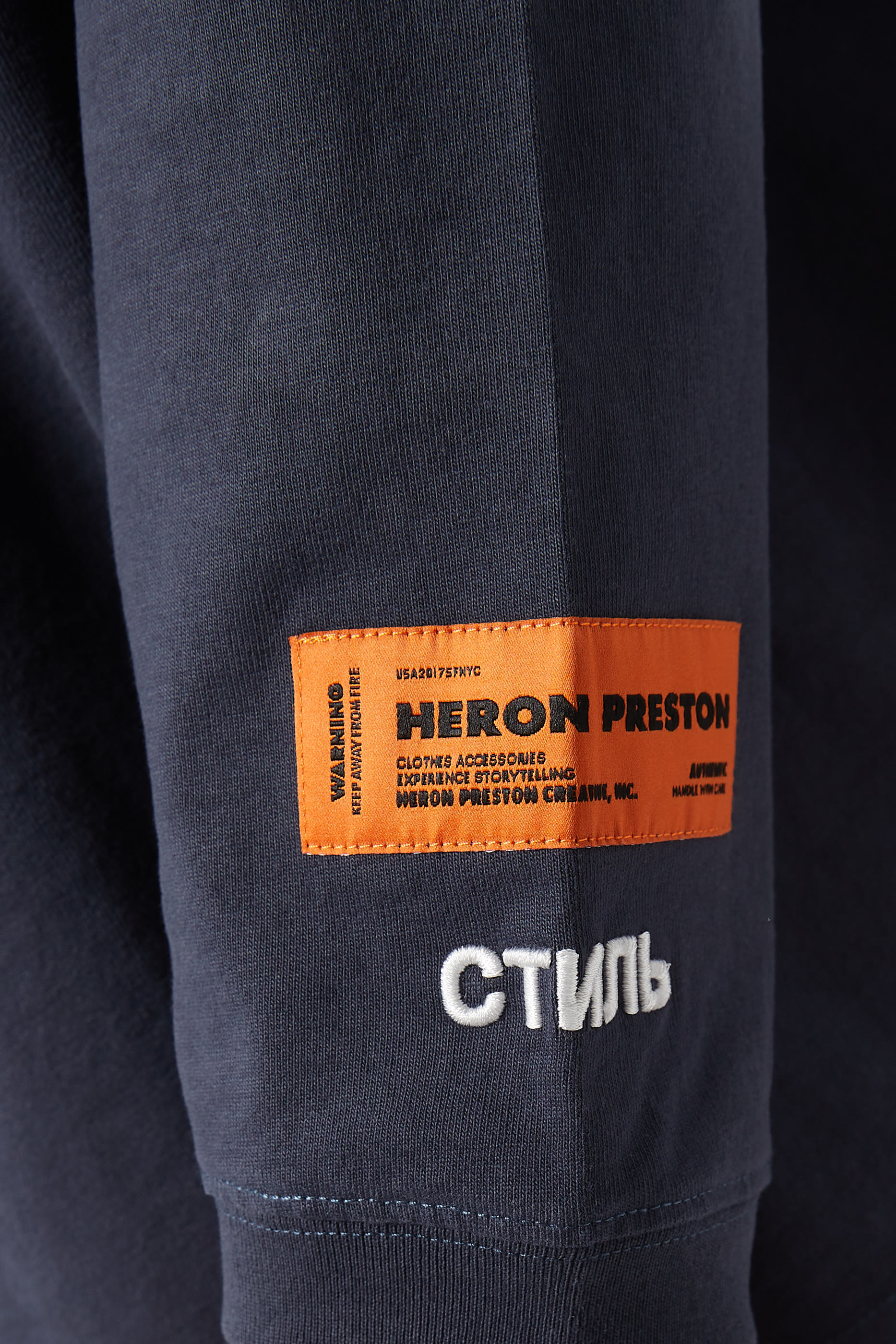 تي شيرت قطن بياقة عالية مزينة بكلمة СТИЛЬ