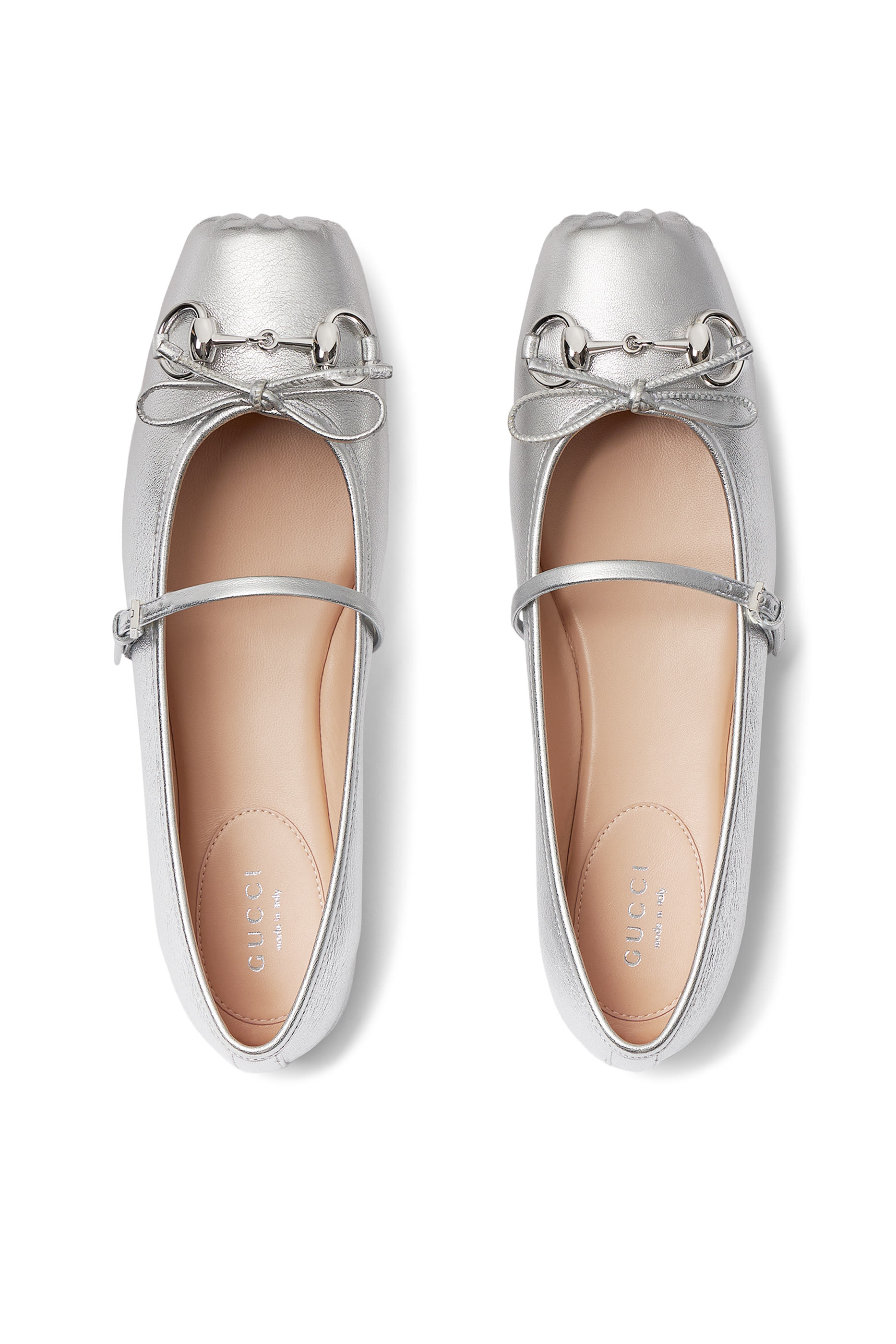 حذاء بالرينا بحلية شعار الماركة