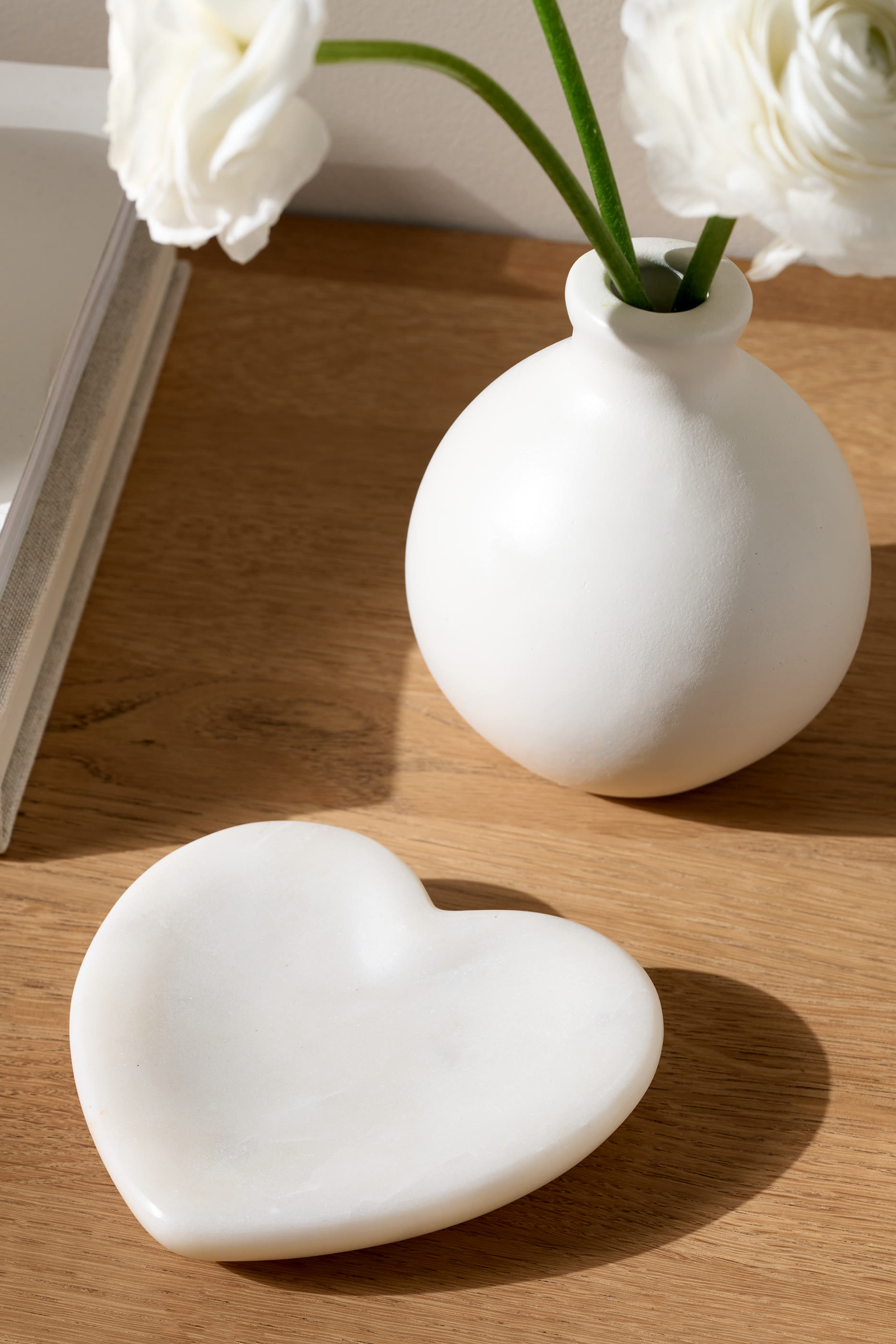 طبق بتصميم قلب رخام أبيض