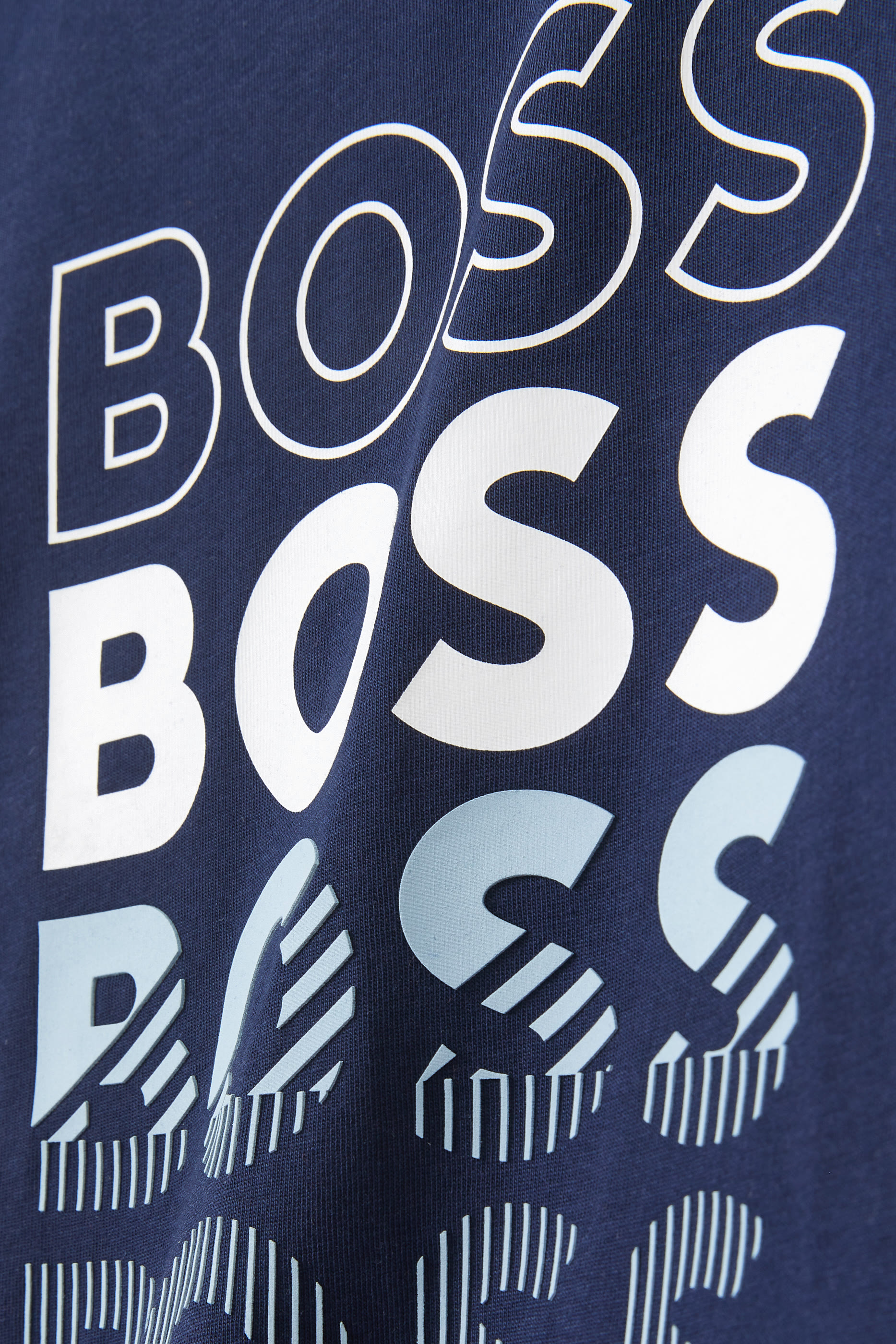 تيشيرت بأكمام قصيرة بشعار الماركة