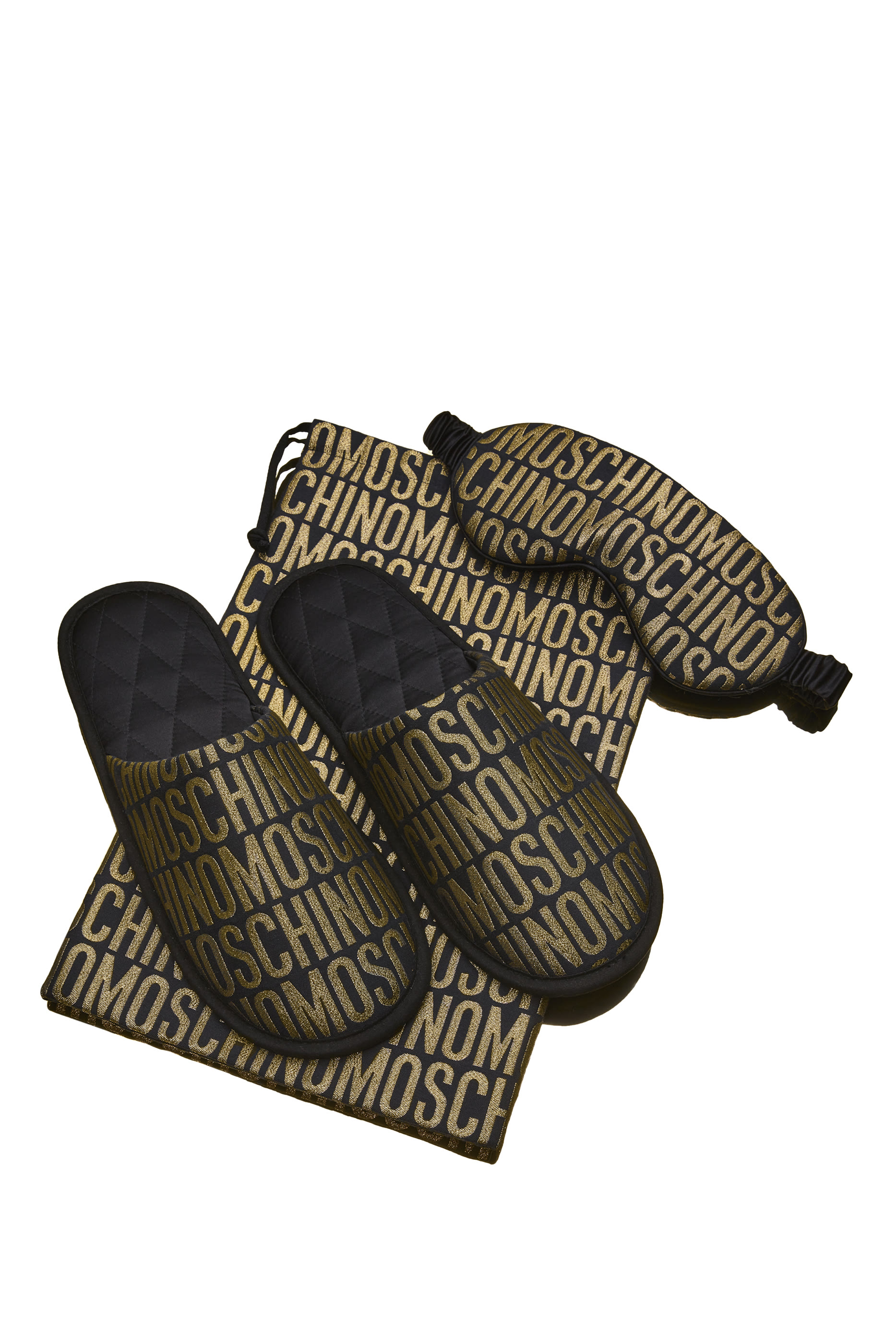 طقم نوم بحجم مناسب للسفر