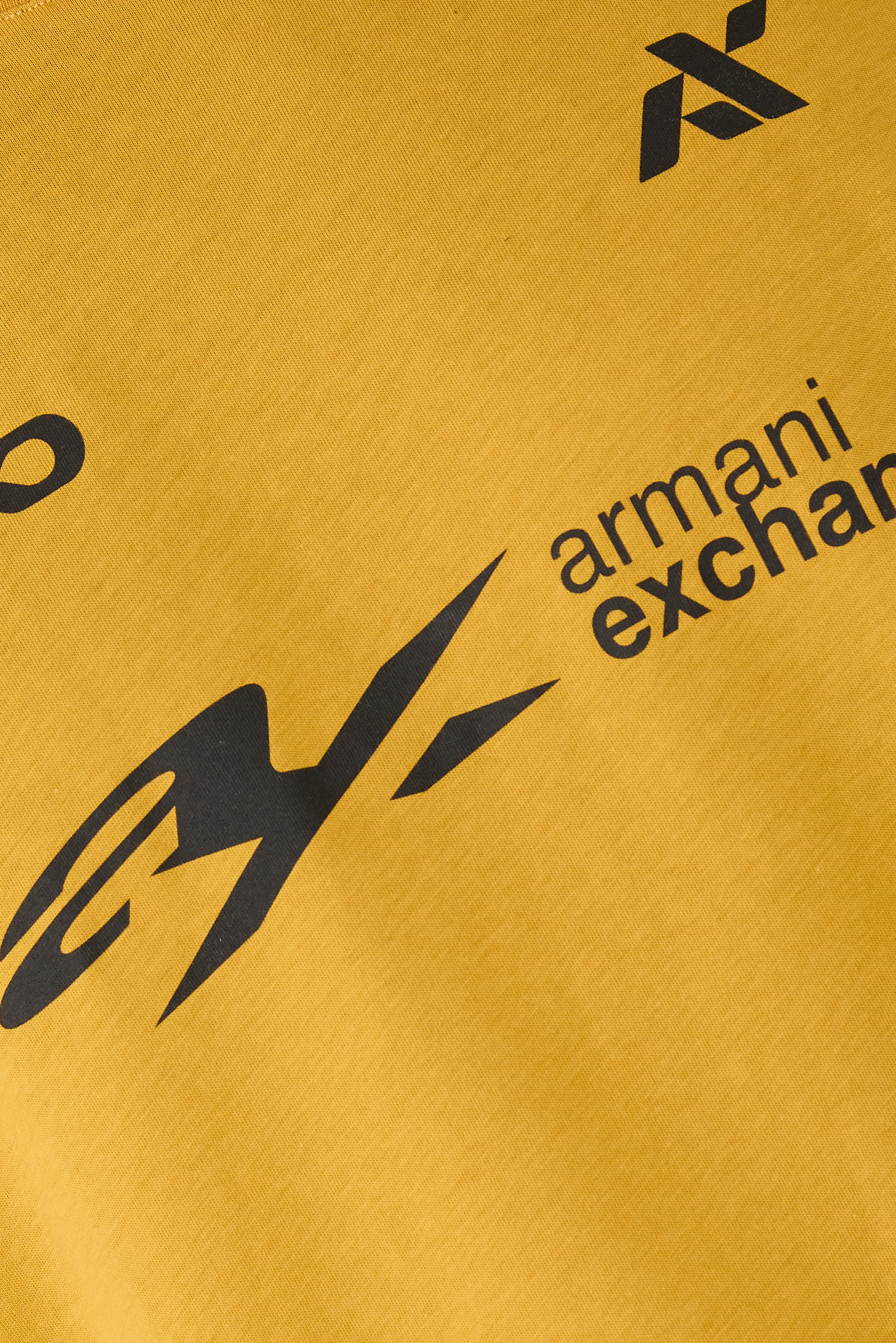 تيشيرت بشعار الماركة