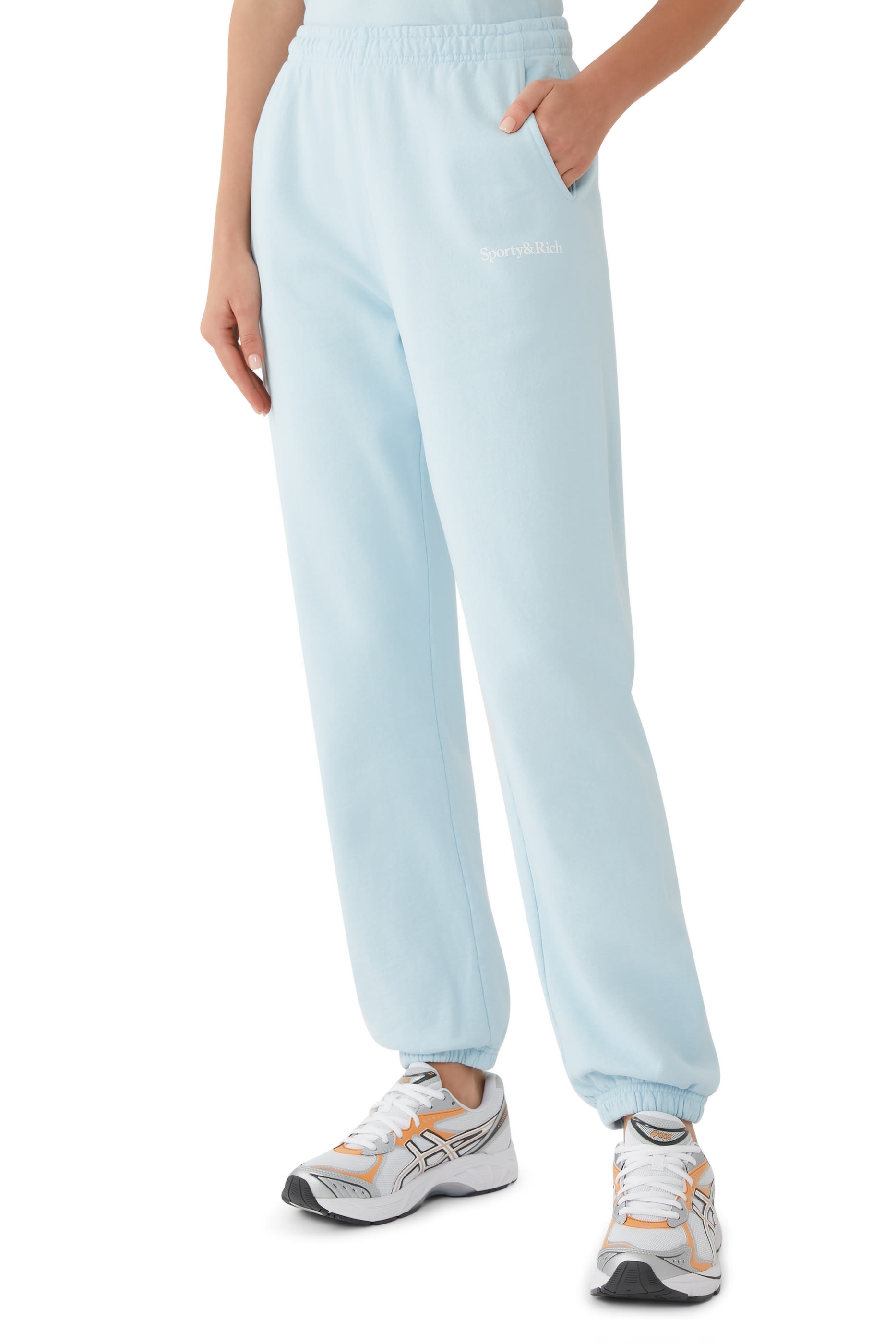 بنطال رياضي بشعار الماركة بخط سيريف