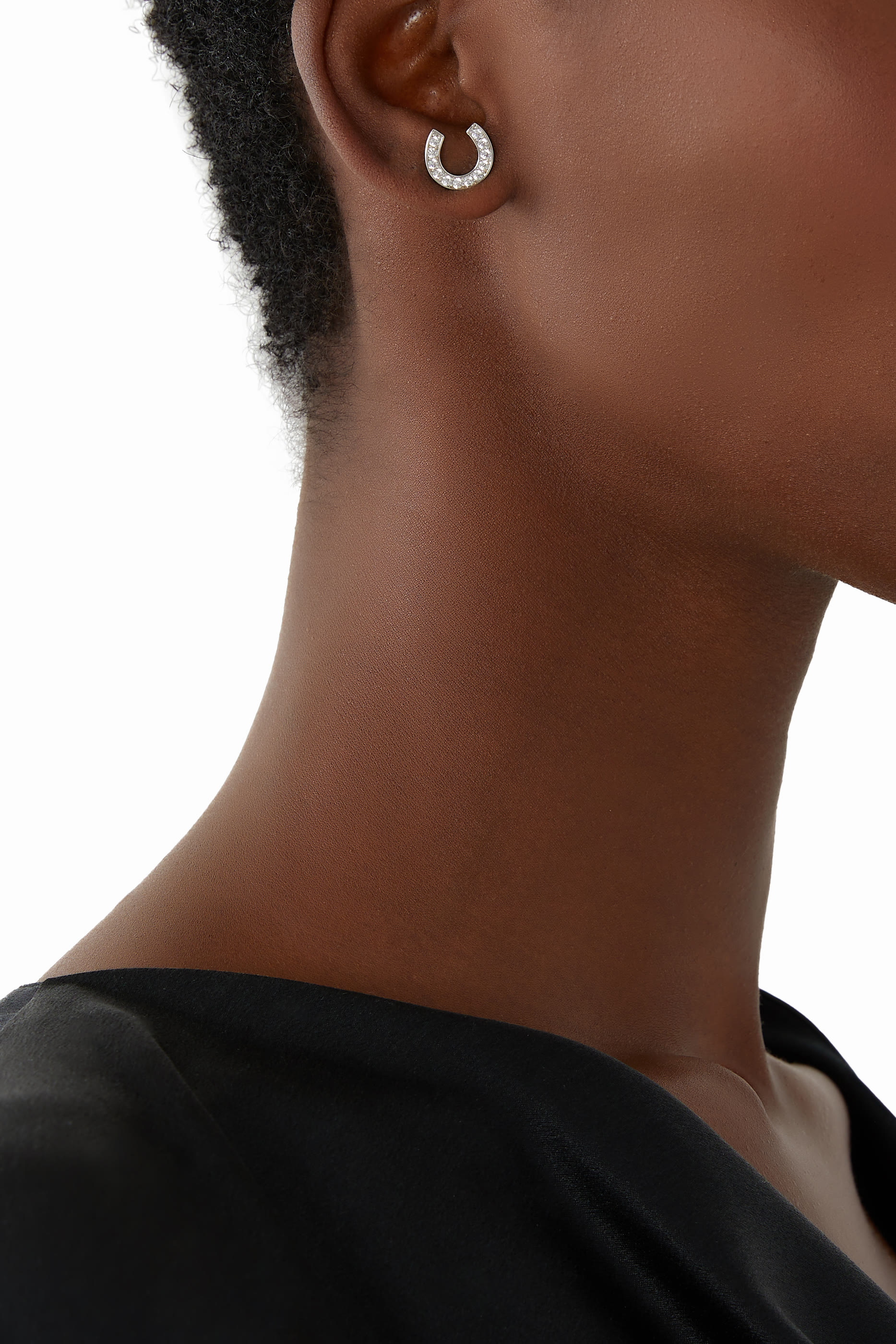 أقراط لاكي تشارم بتصميم حدوة حصان مرصعة بأحجار بافيه