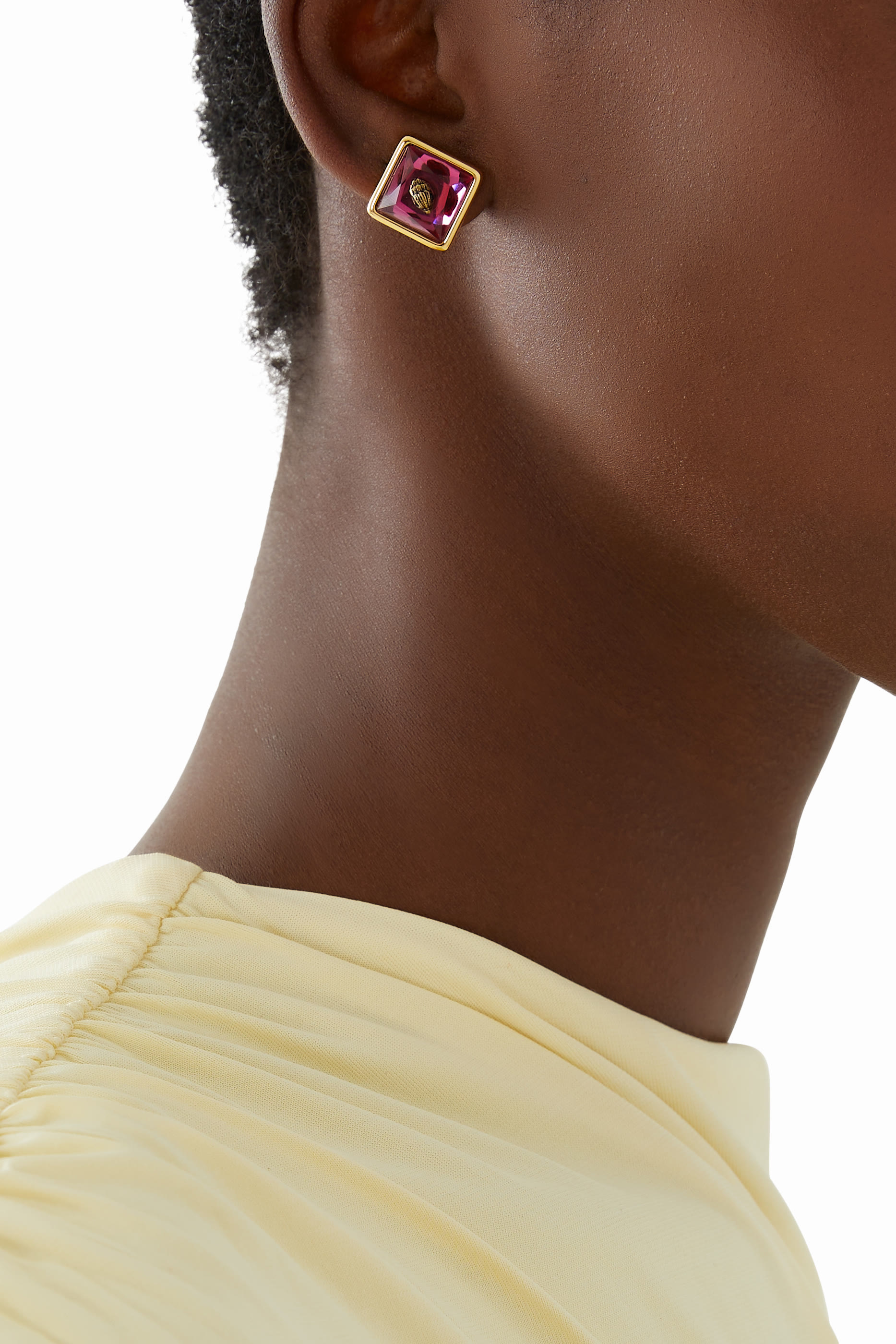 أقراط بتصميم مربع بحلية شعار الماركة