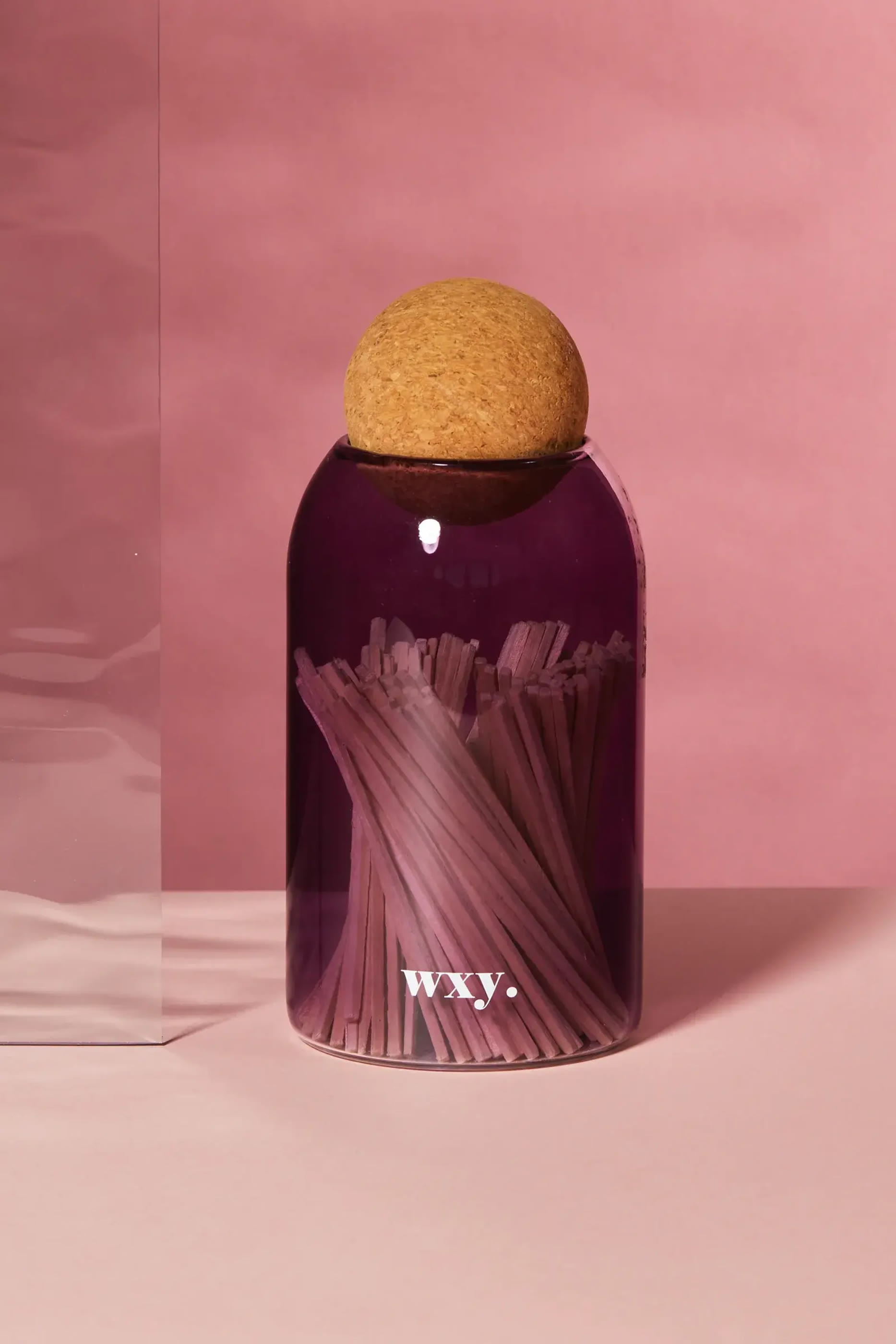 برطمان أعواد ثقاب بسدادة كروية فلين