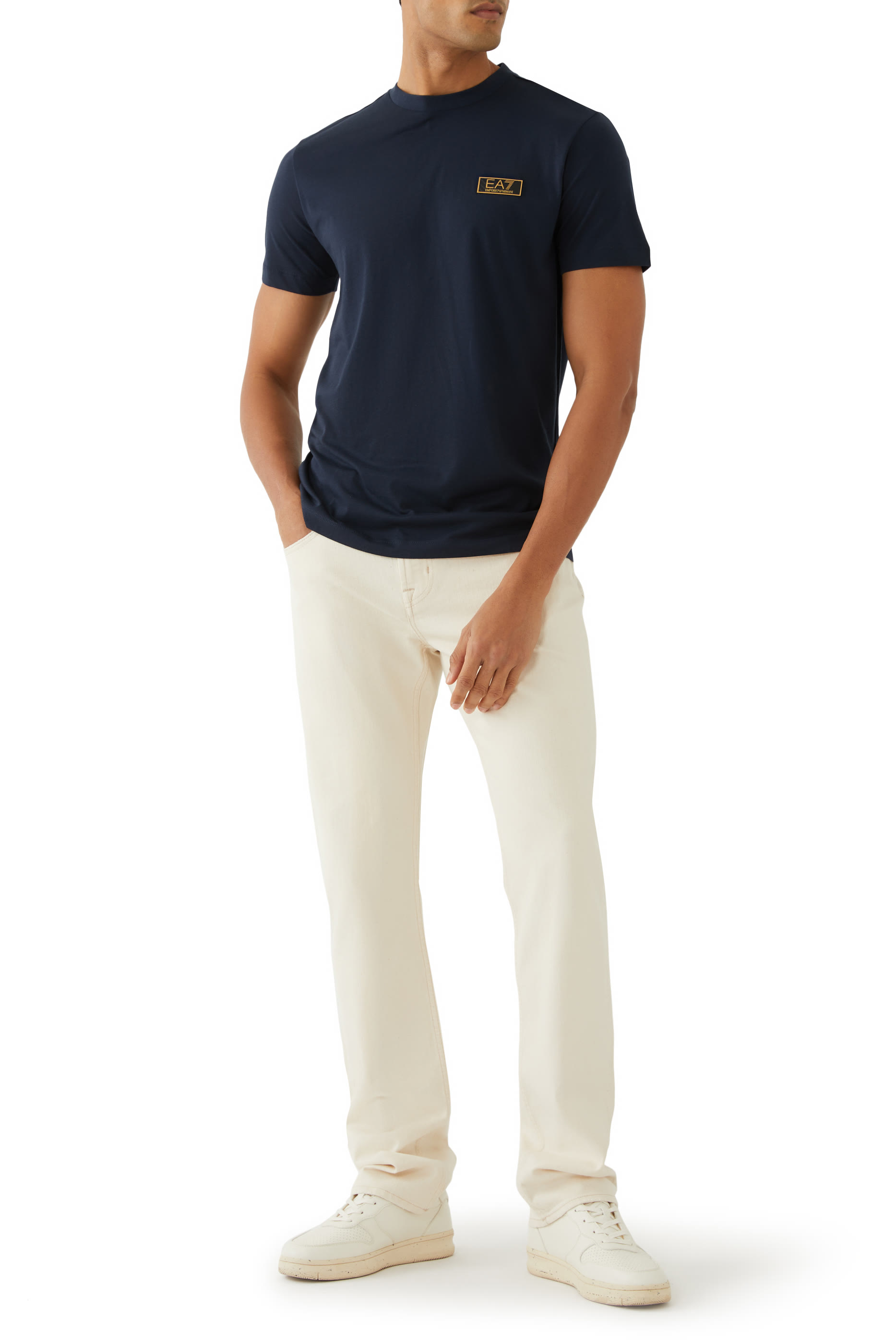 تيشيرت بشعار الماركة بحجم صغير