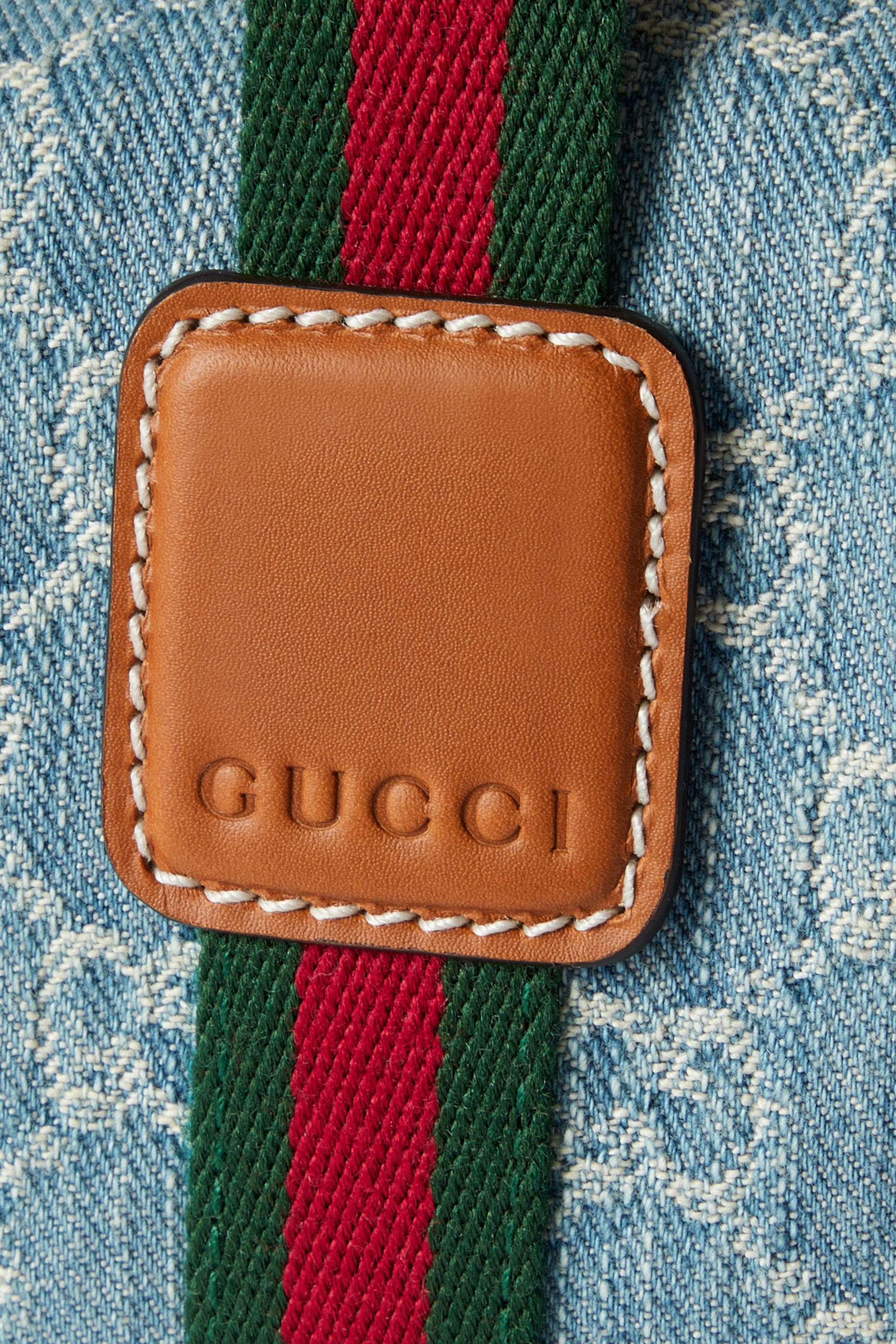 حقيبة يد صغيرة مزينة بشعار الماركة