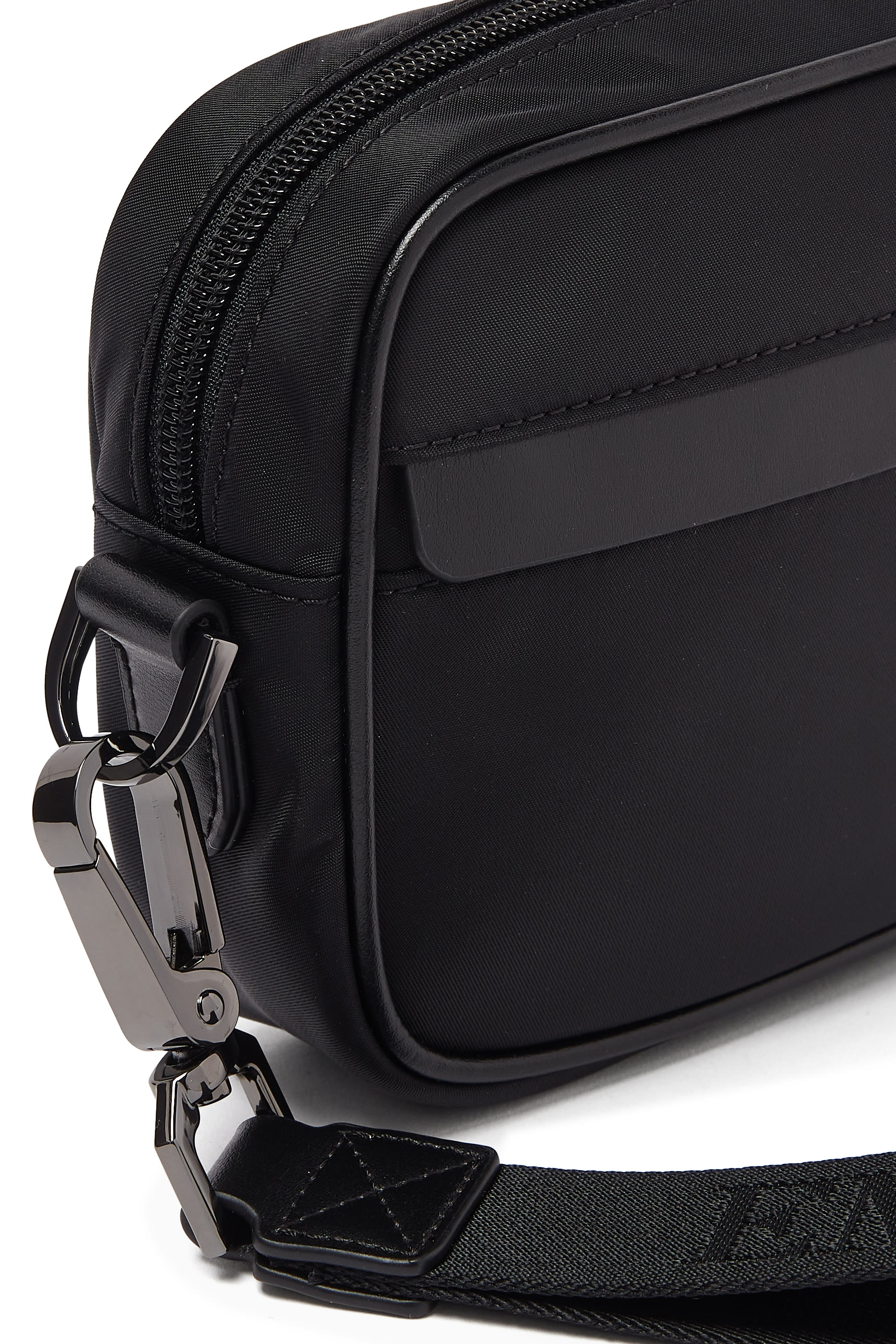 حقيبة مستحضرات العناية الشخصية بحلية معدنية بشعار الماركة