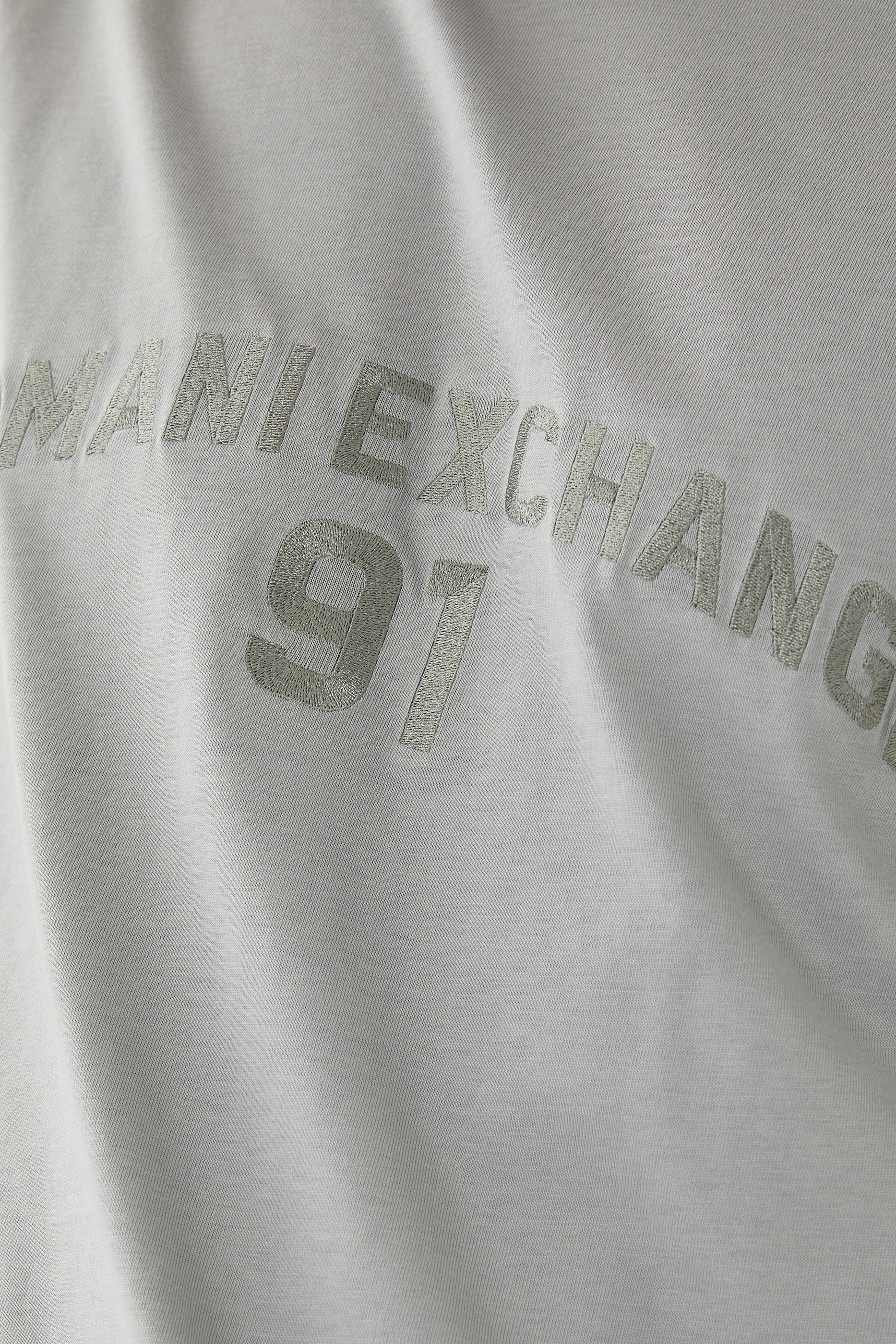 تيشيرت بطبعات شعار الماركة