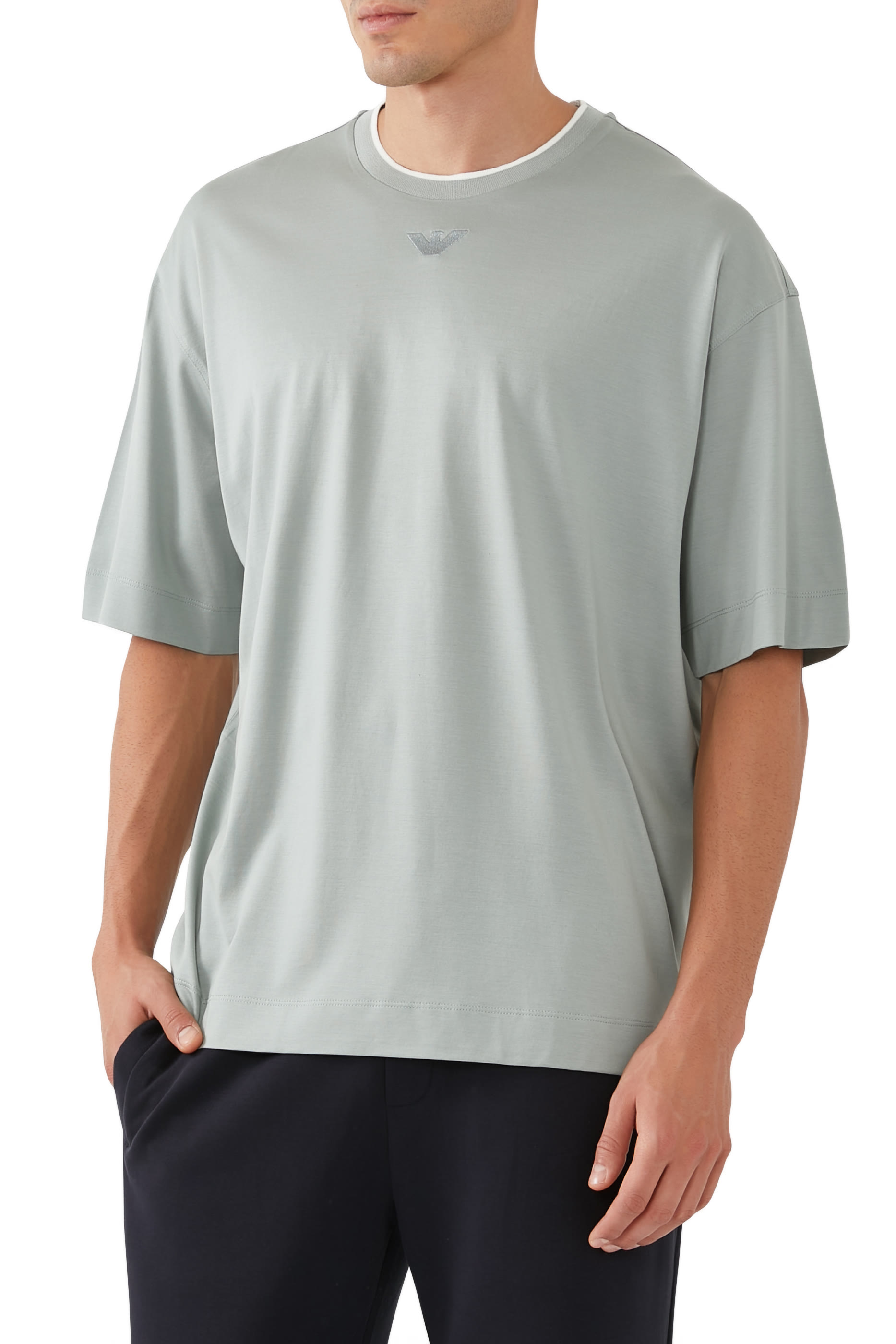 تيشيرت بياقة ضيقة بشعار الماركة