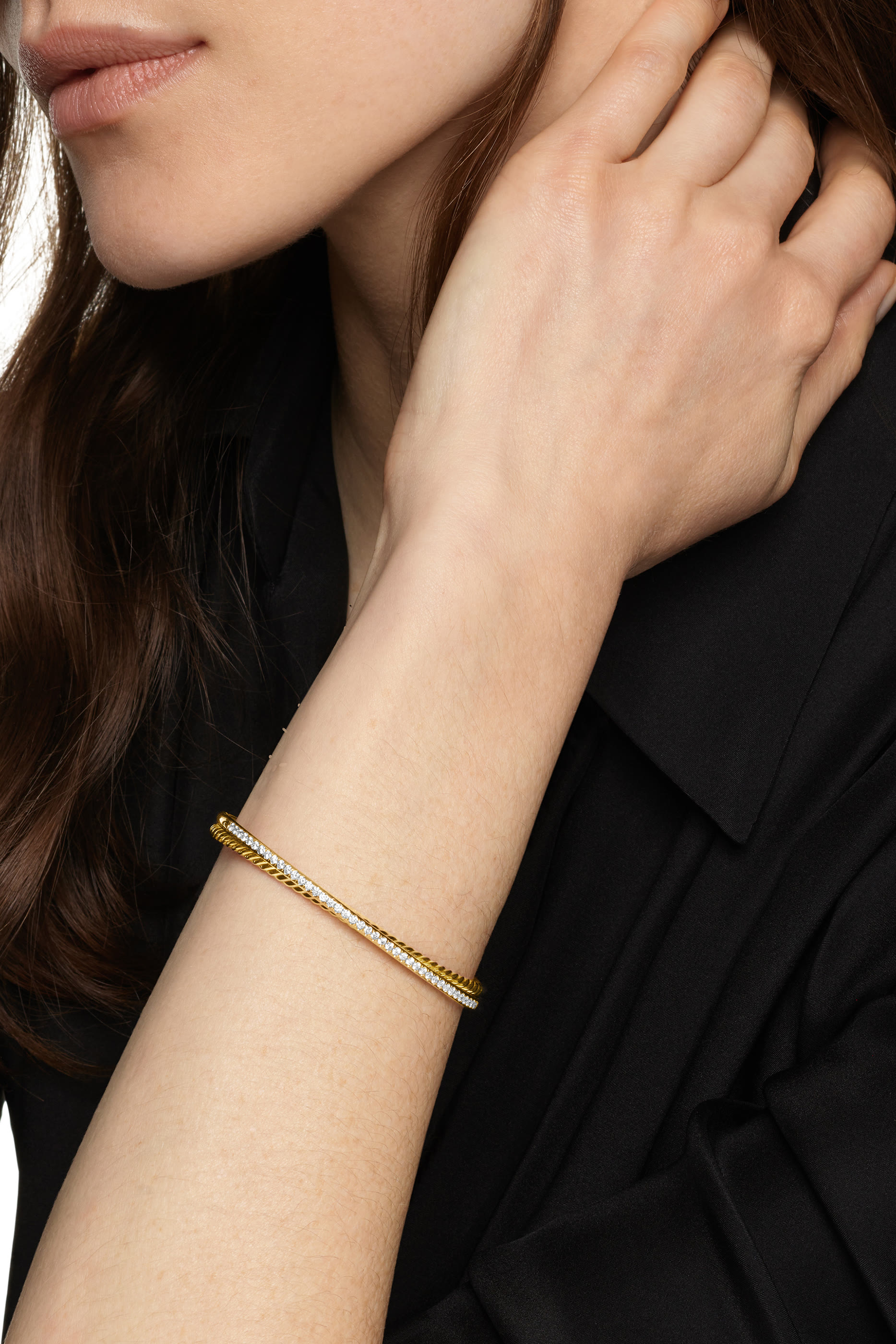 سوار بحلقتين بتصميم متقاطع مرصع بالماس، ذهب أصفر عيار 18