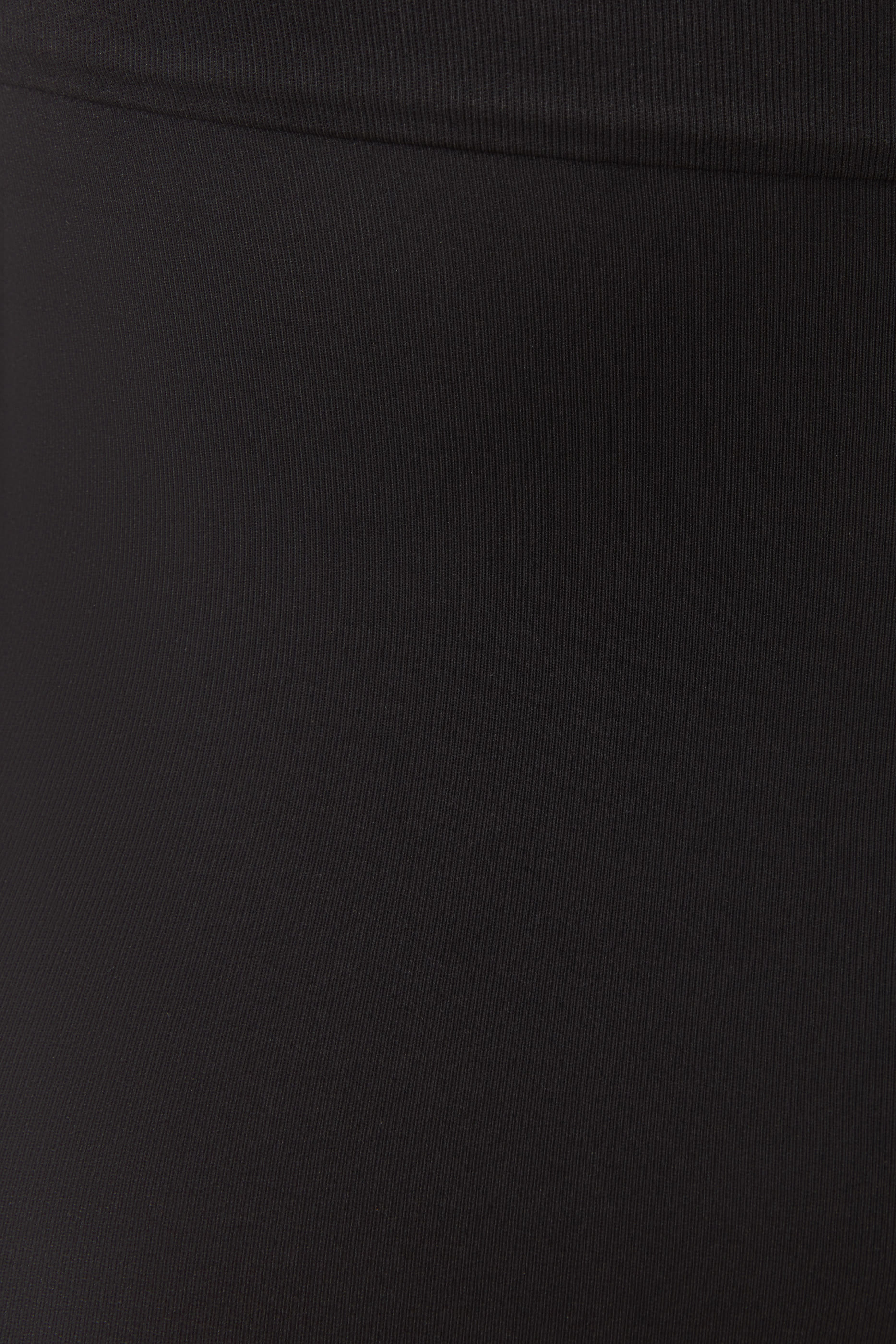 شورت ايفرداي بقصة ضيقة بطول منتصف الفخذ وخصر مرتفع