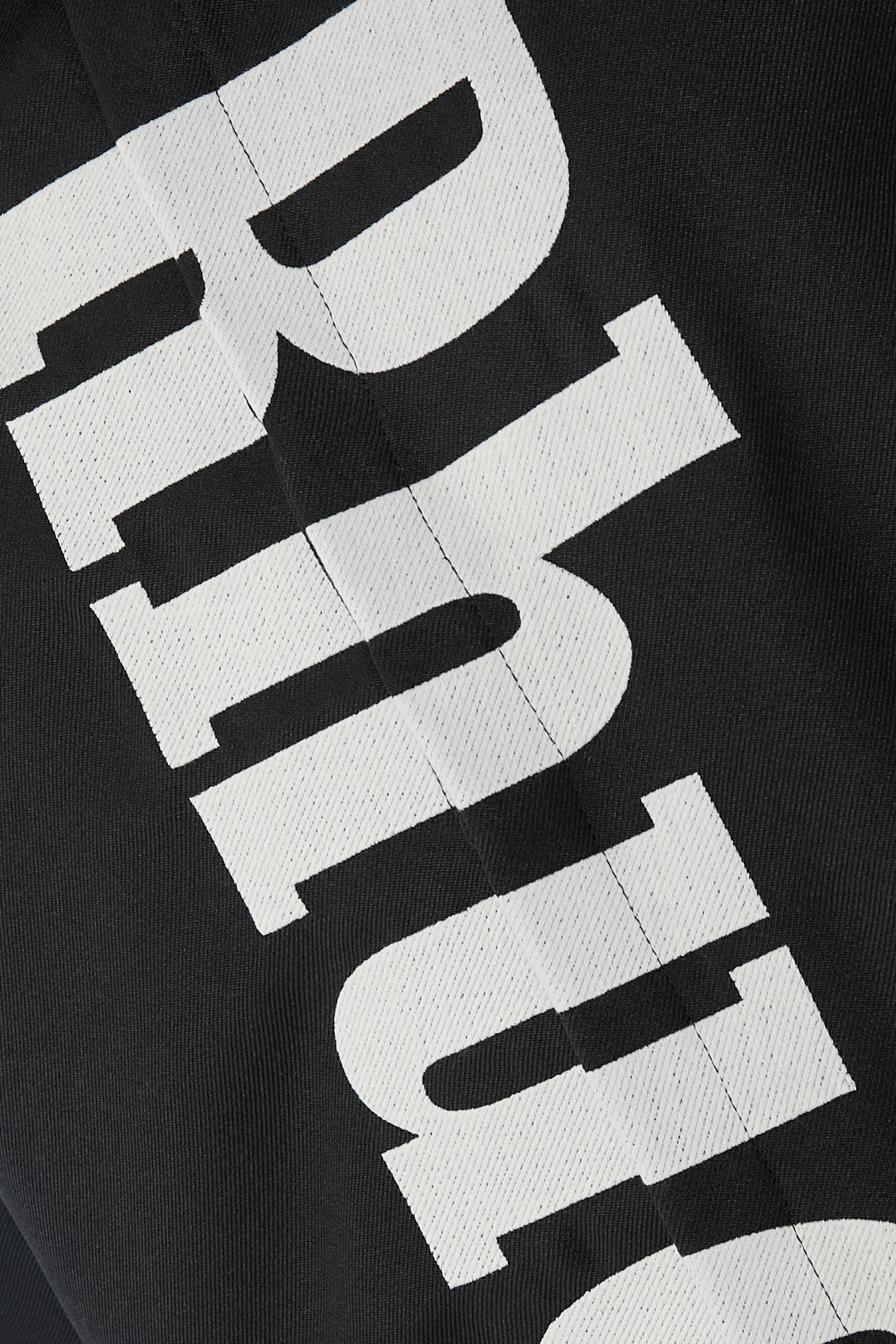 قميص بأزرار مزين بشعار الماركة