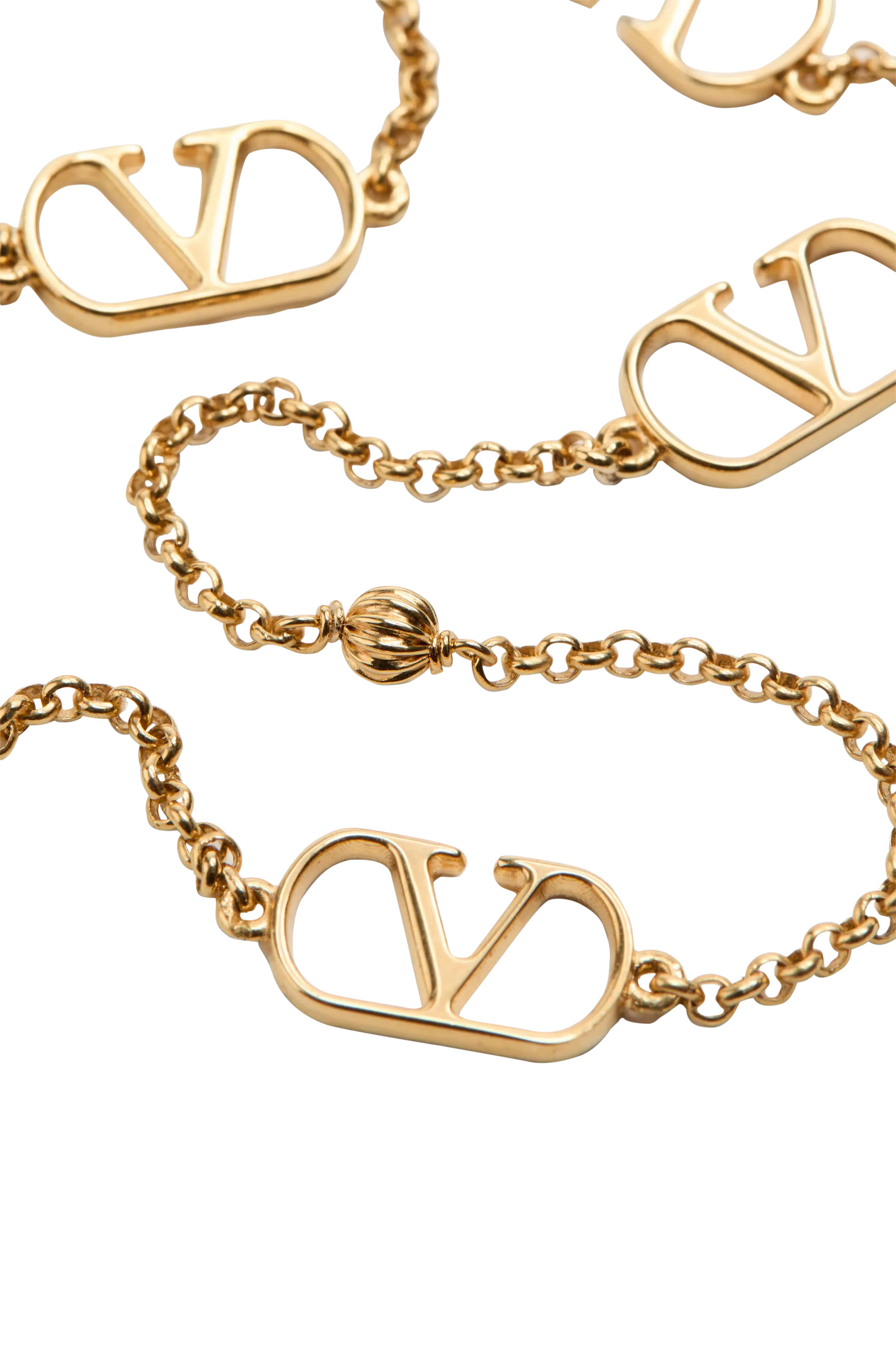 قلادة بشعار الماركة