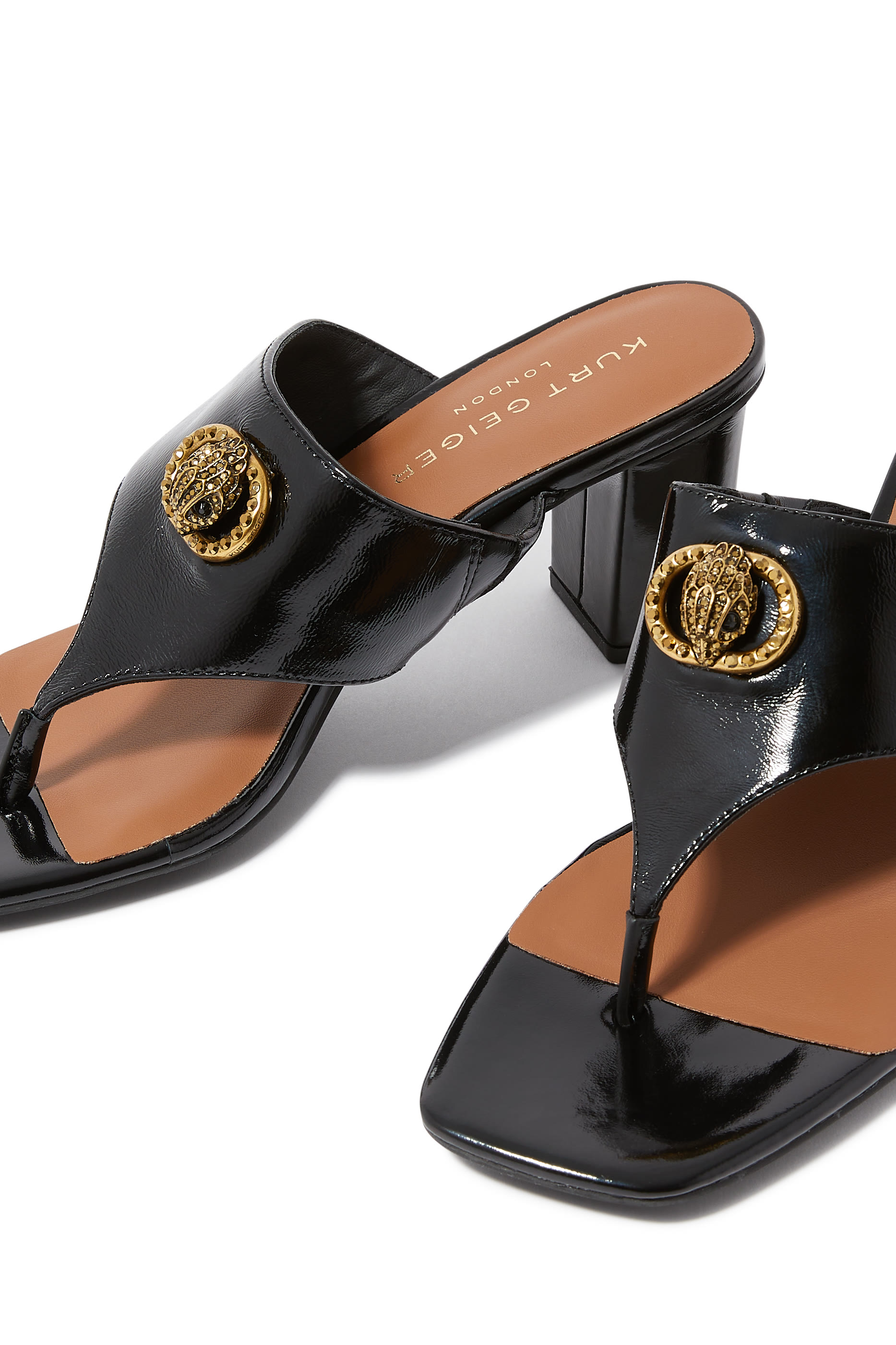 حذاء تشيلسيا بكعب عريض وسيرو على شكل حرف T