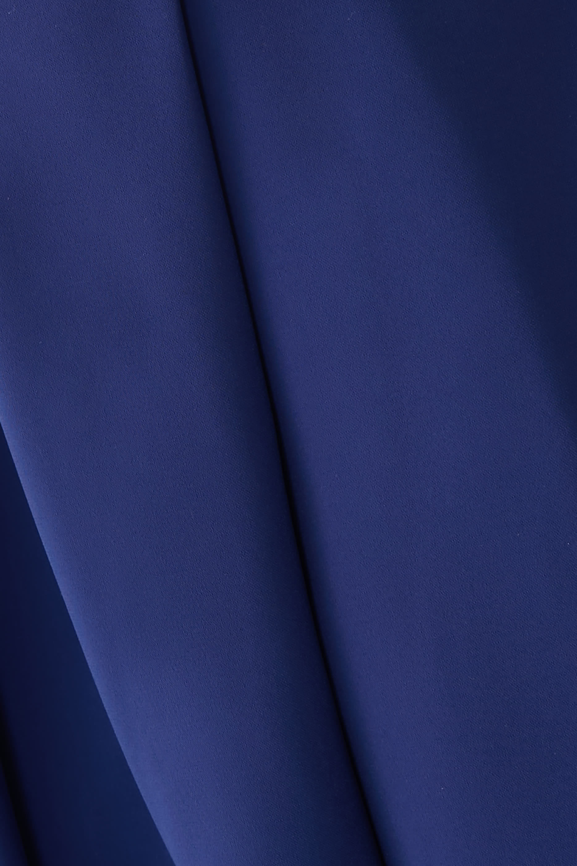 فستان متوسط الطول بطيات