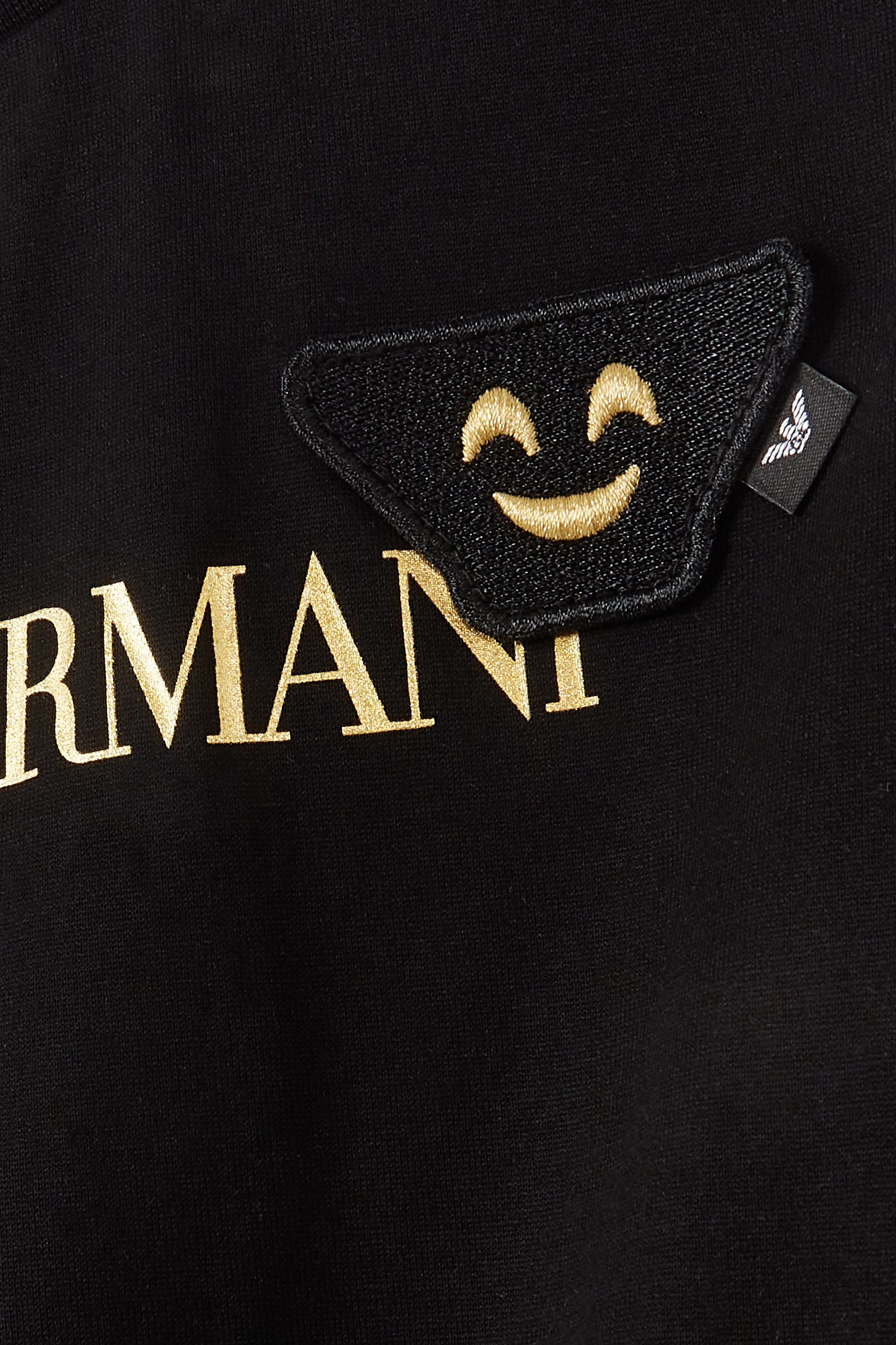 تي شيرت بشعار الماركة وإيموجي