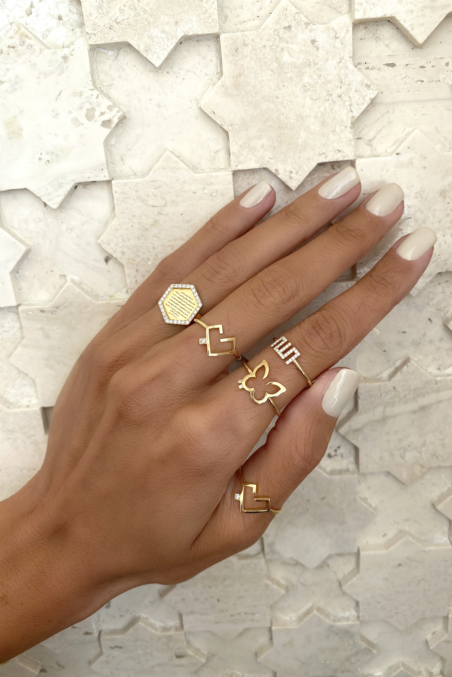 خاتم بتصميم فراشة رمز الحرية مرصع بالماس ذهب أصفر عيار 18