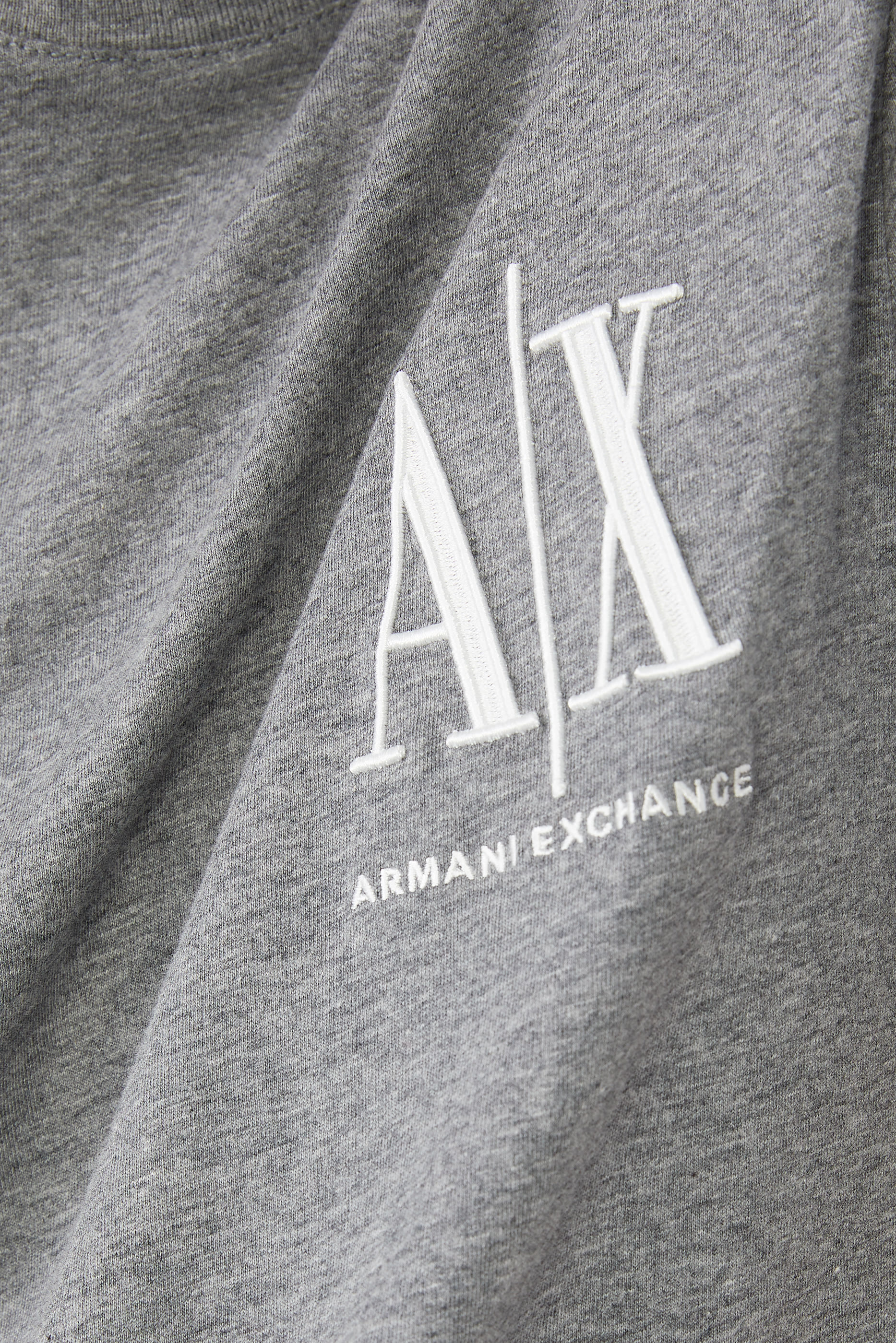 تي شيرت بطبعة شعار الماركة الشهير