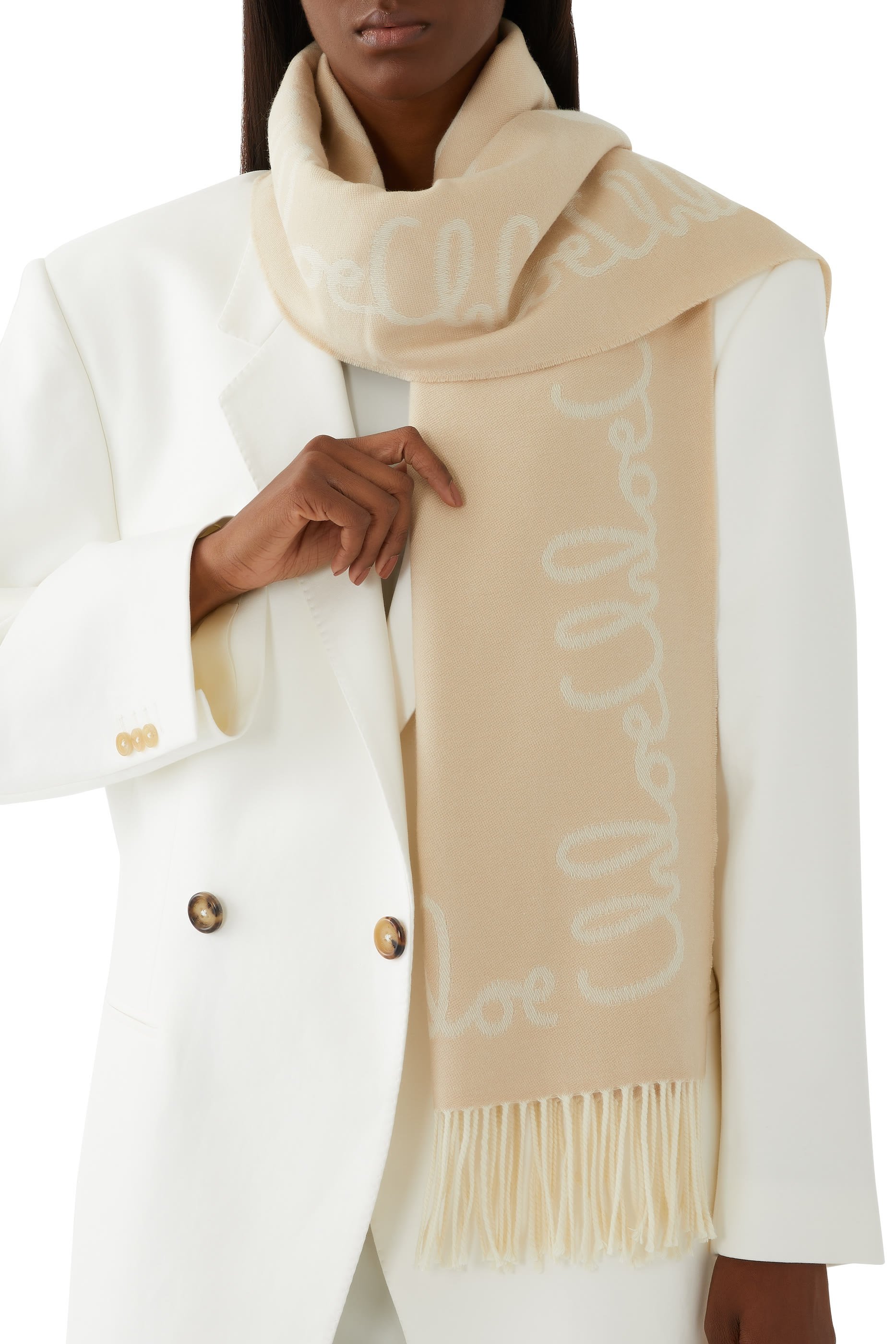 وشاح بشعار الماركة صوف جاكار