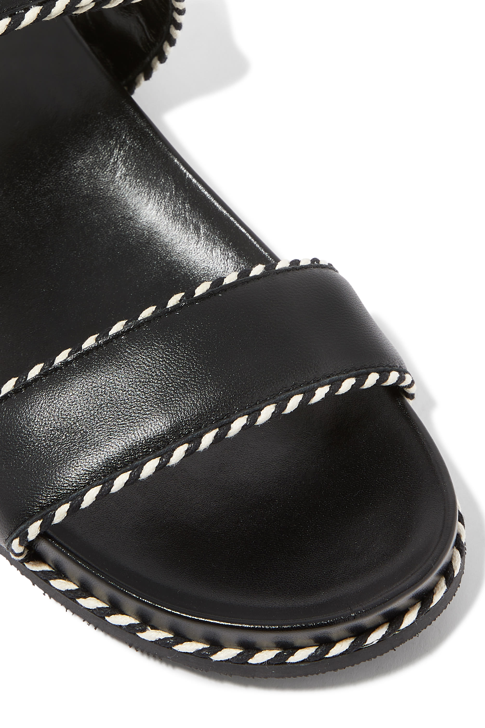 صندل بحزام جلد نابا بحواف بلونين