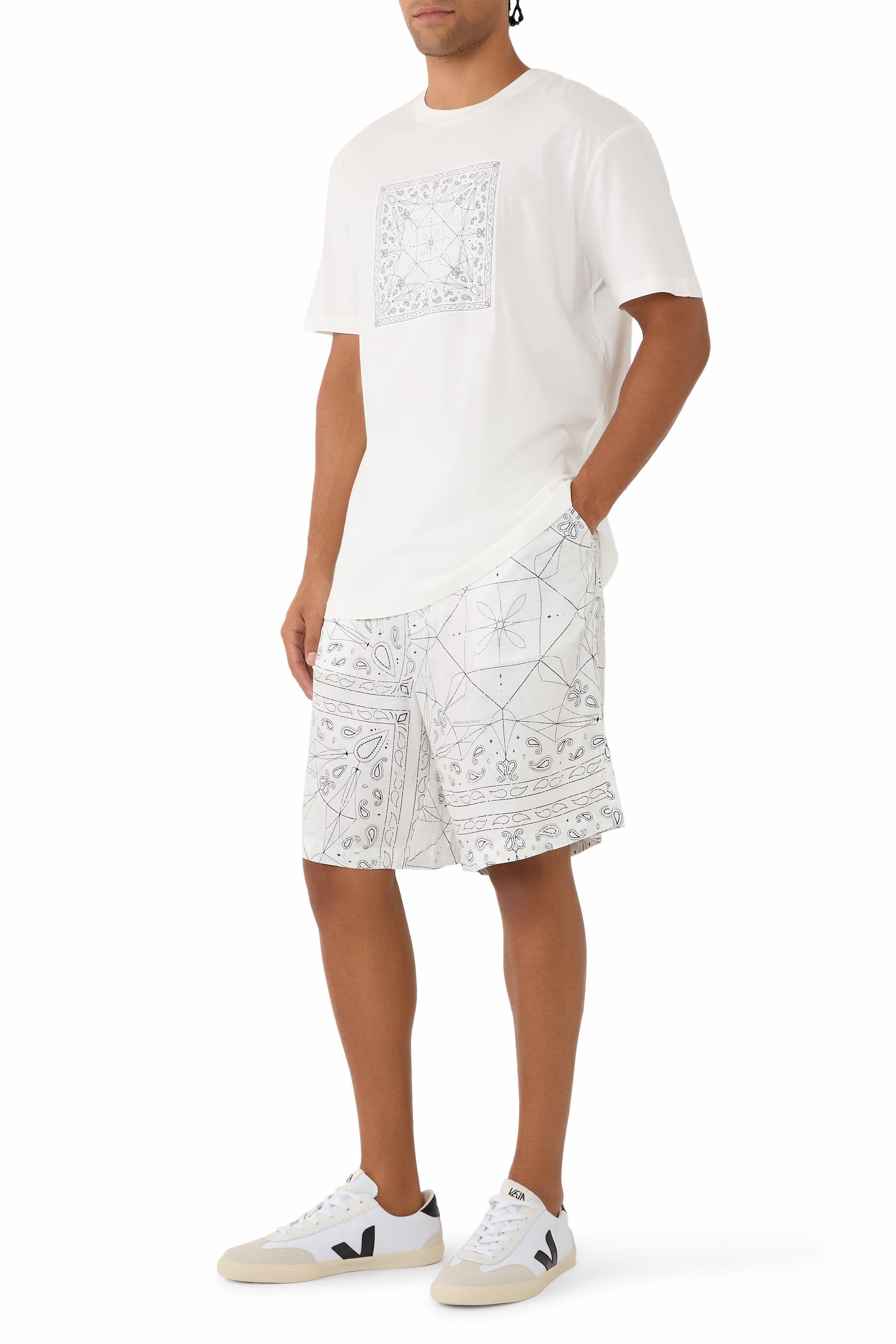 تيشيرت بطبعة كاليدوسكوب