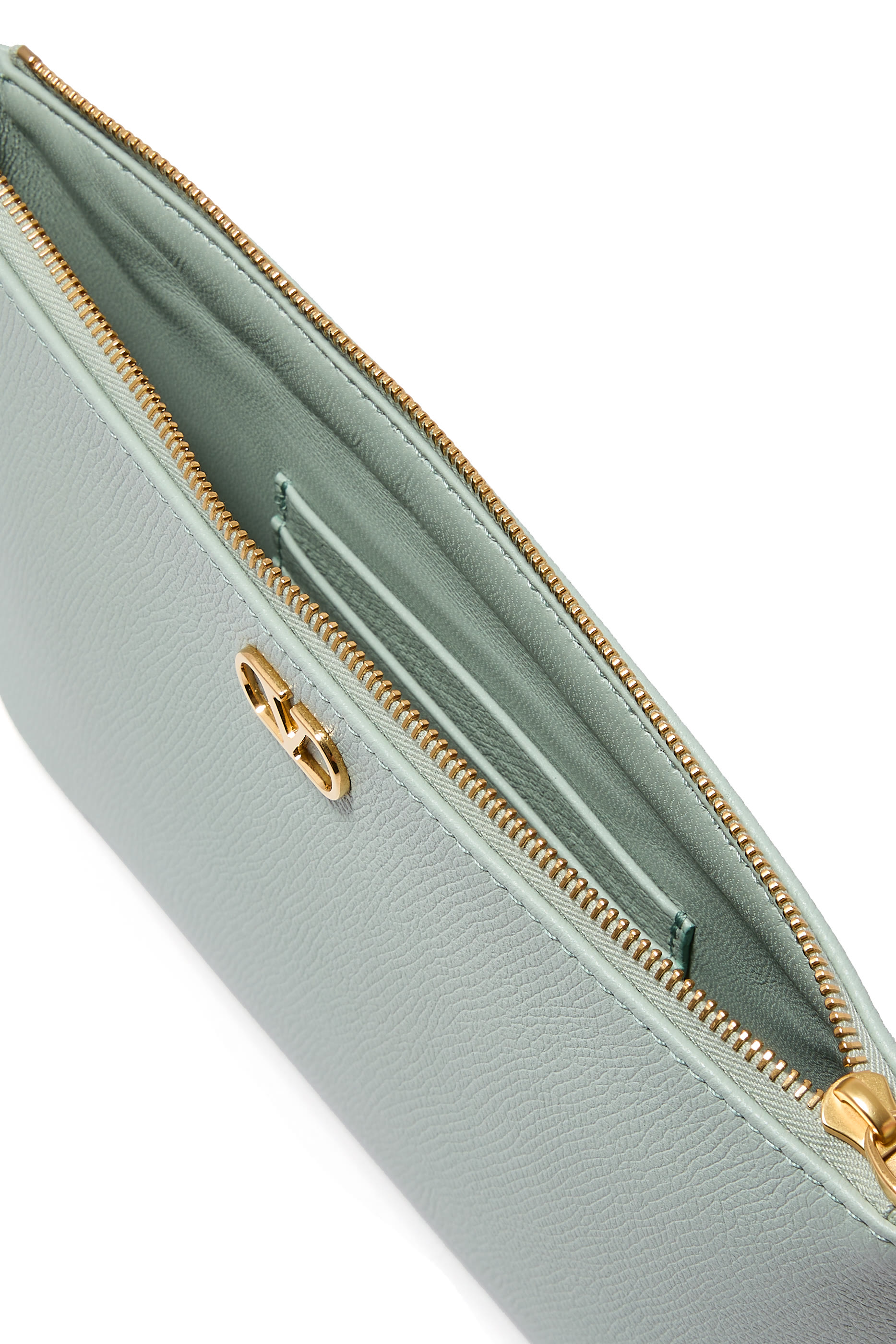 حقيبة صغيرة بحرفي شعار الماركة