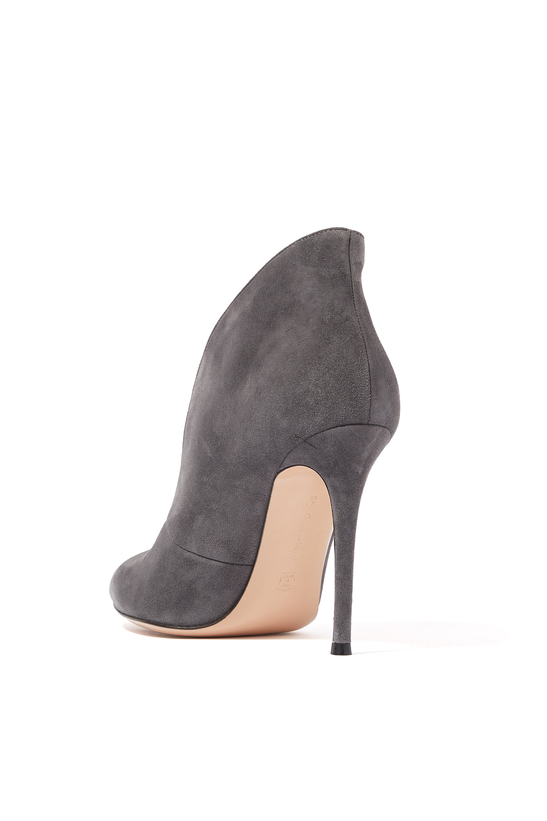 حذاء شمواه فوق الكاحل بمقدمة مقوسة