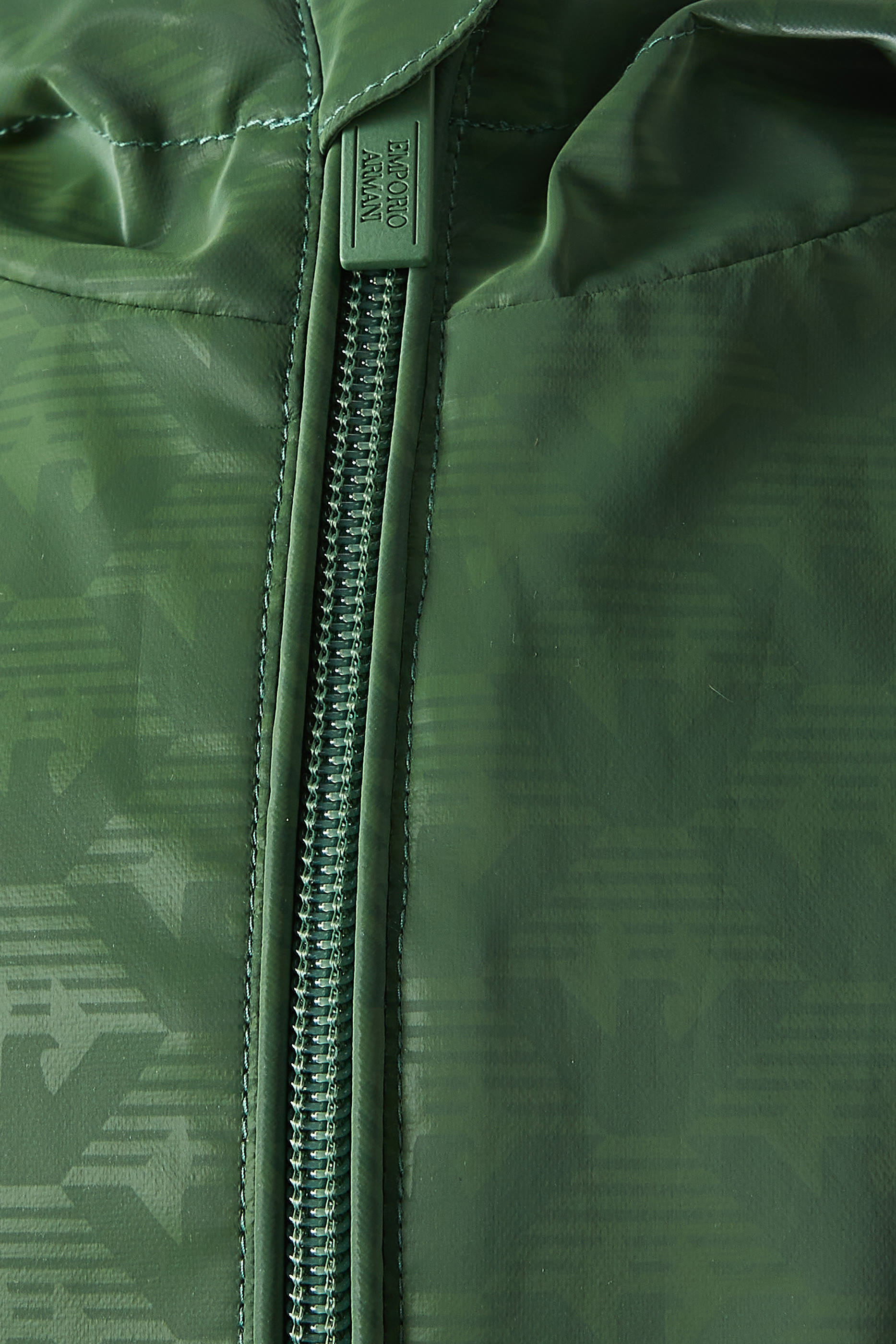 جاكيت بغطاء رأس بشعار الماركة للأطفال