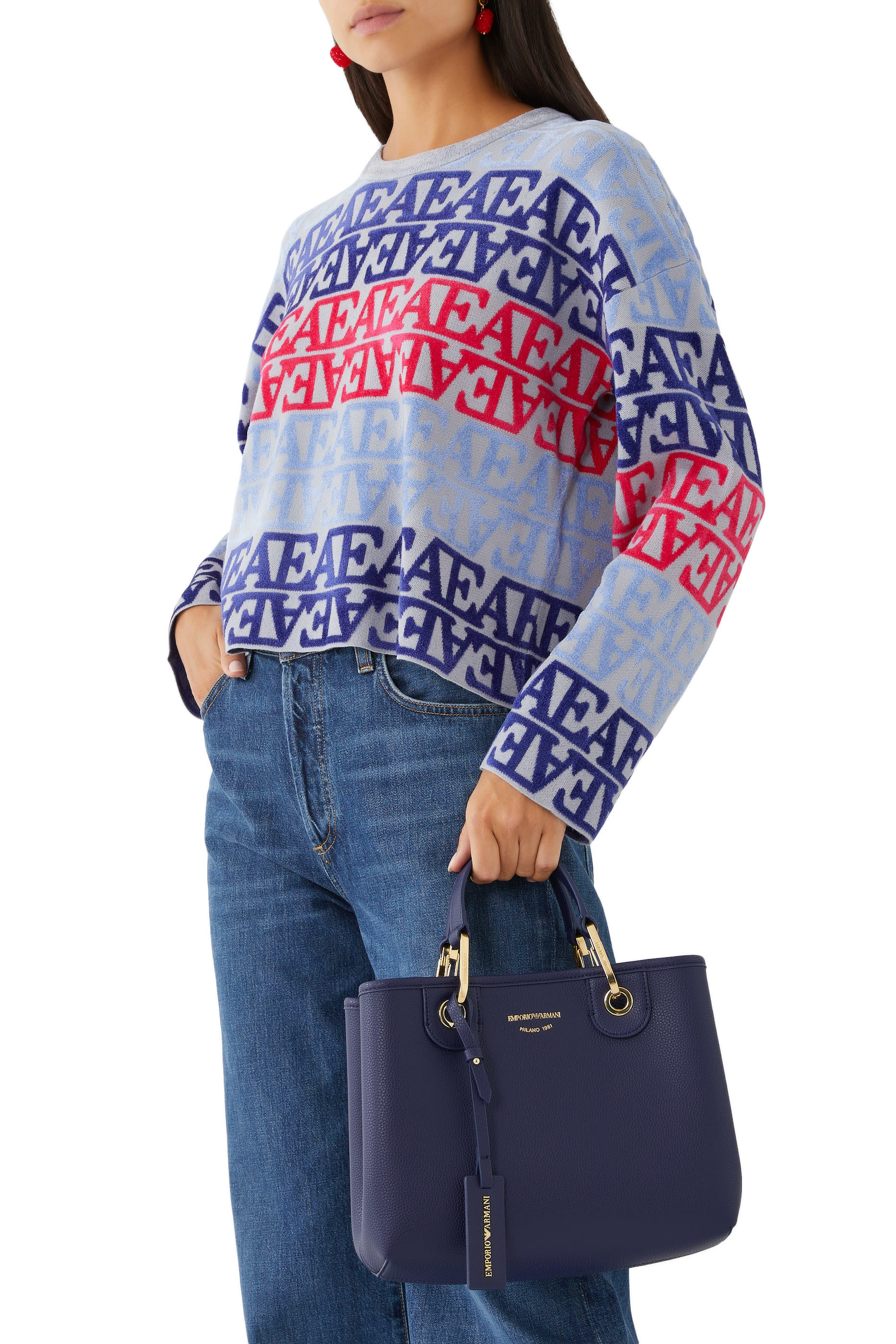 حقيبة يد مزينة بشعار الماركة