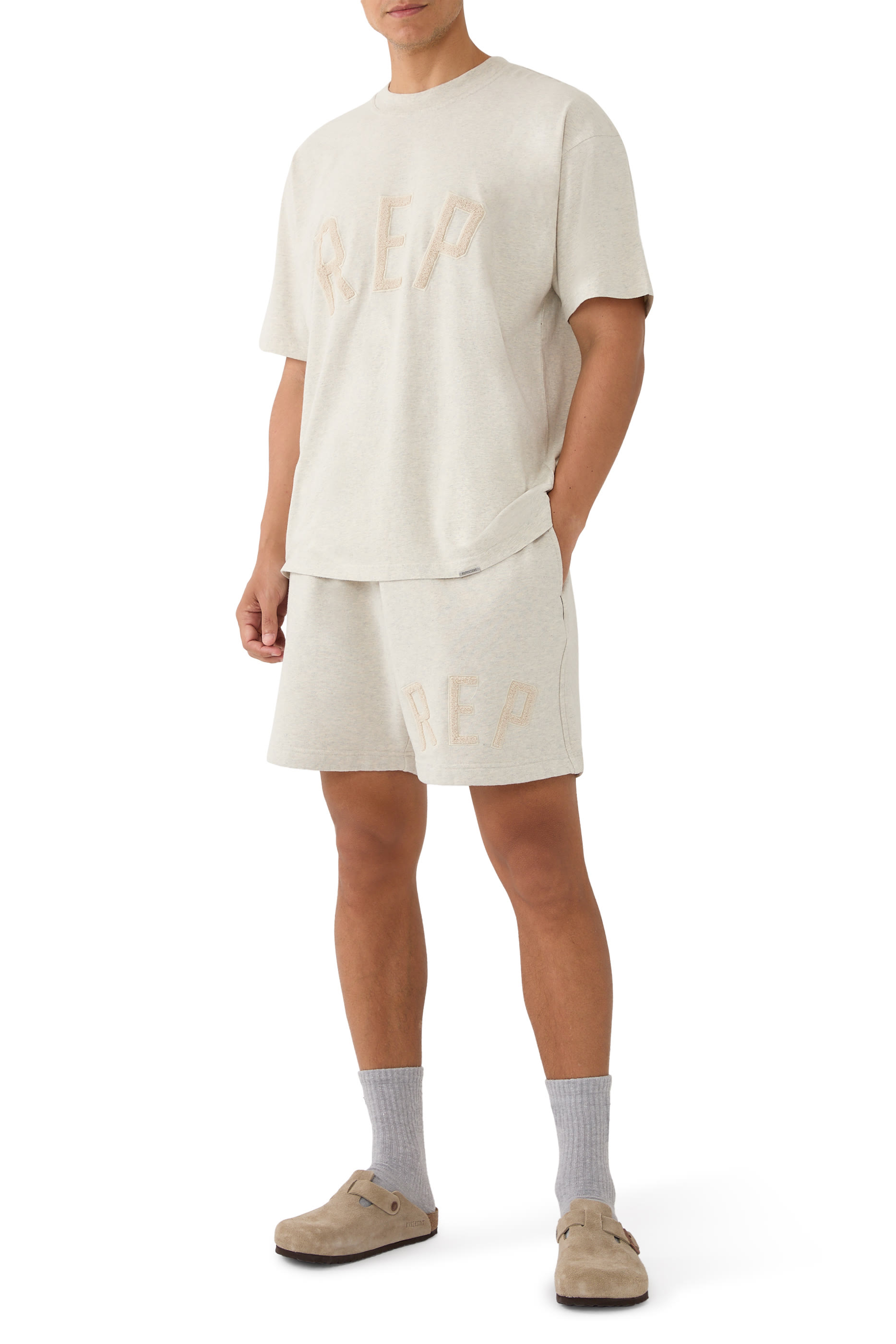 شورت مزين بشعار الماركة