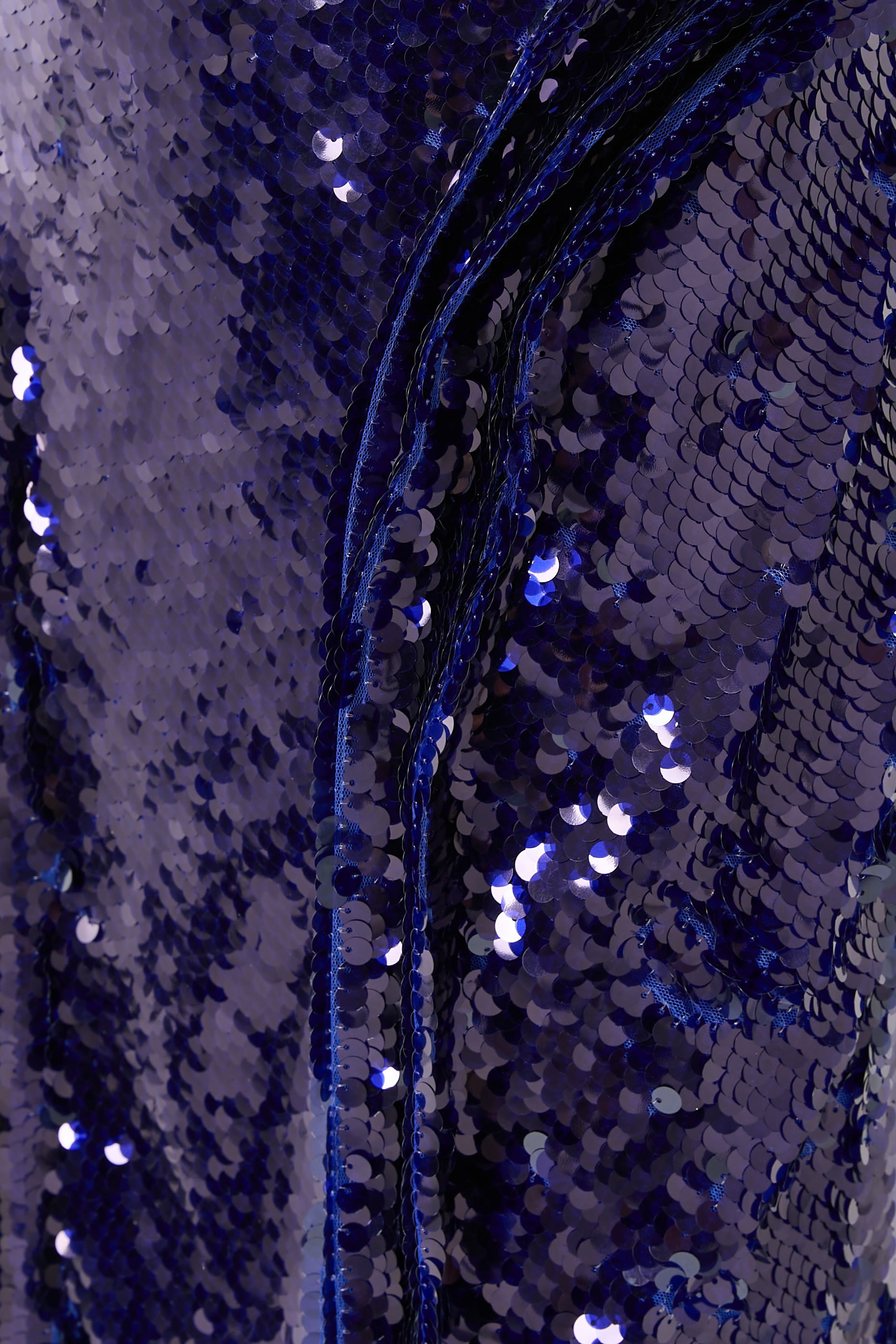 فستان سهرة أزور بقصة مستقيمة مزين بتفاصيل لامعة