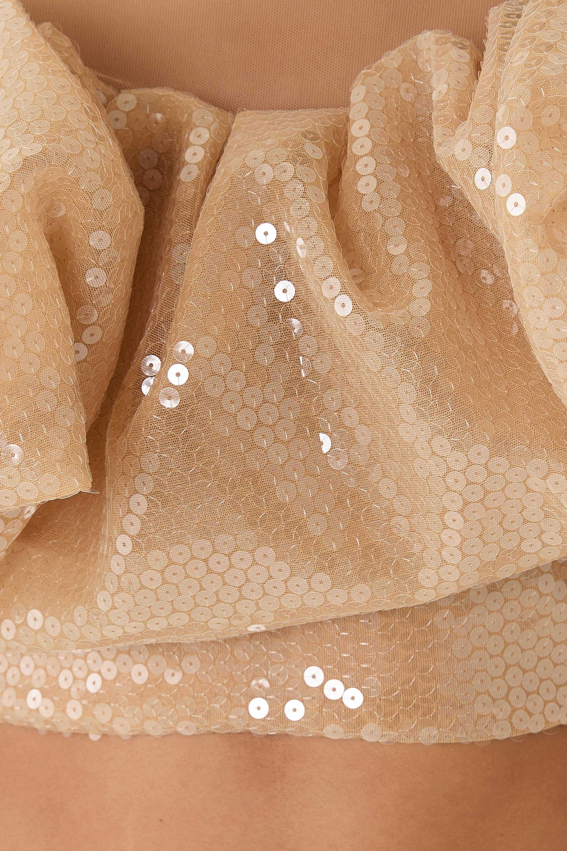 بلوزة قصيرة بأكمام منفوخة وأكتاف مكشوفة وترتر