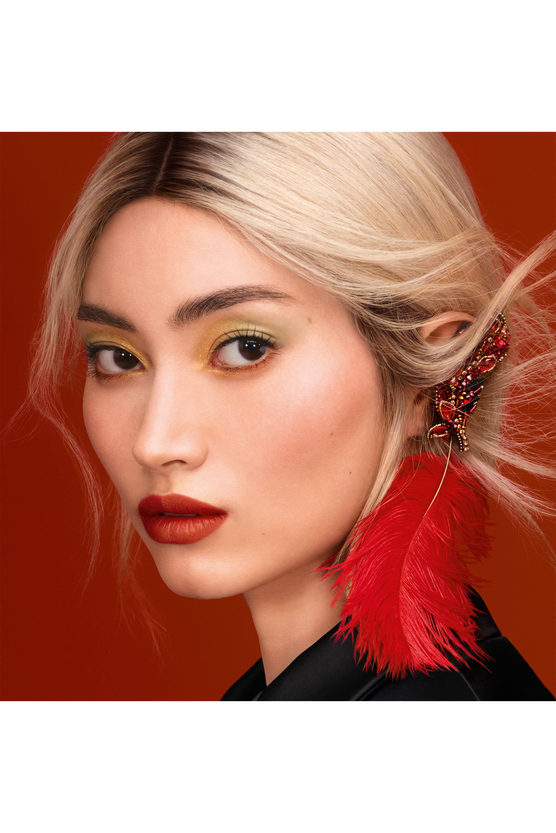 بودرة إشراق البشرة ميتوريتس بتصميم حبيبات بنقشة ريش العنقاء