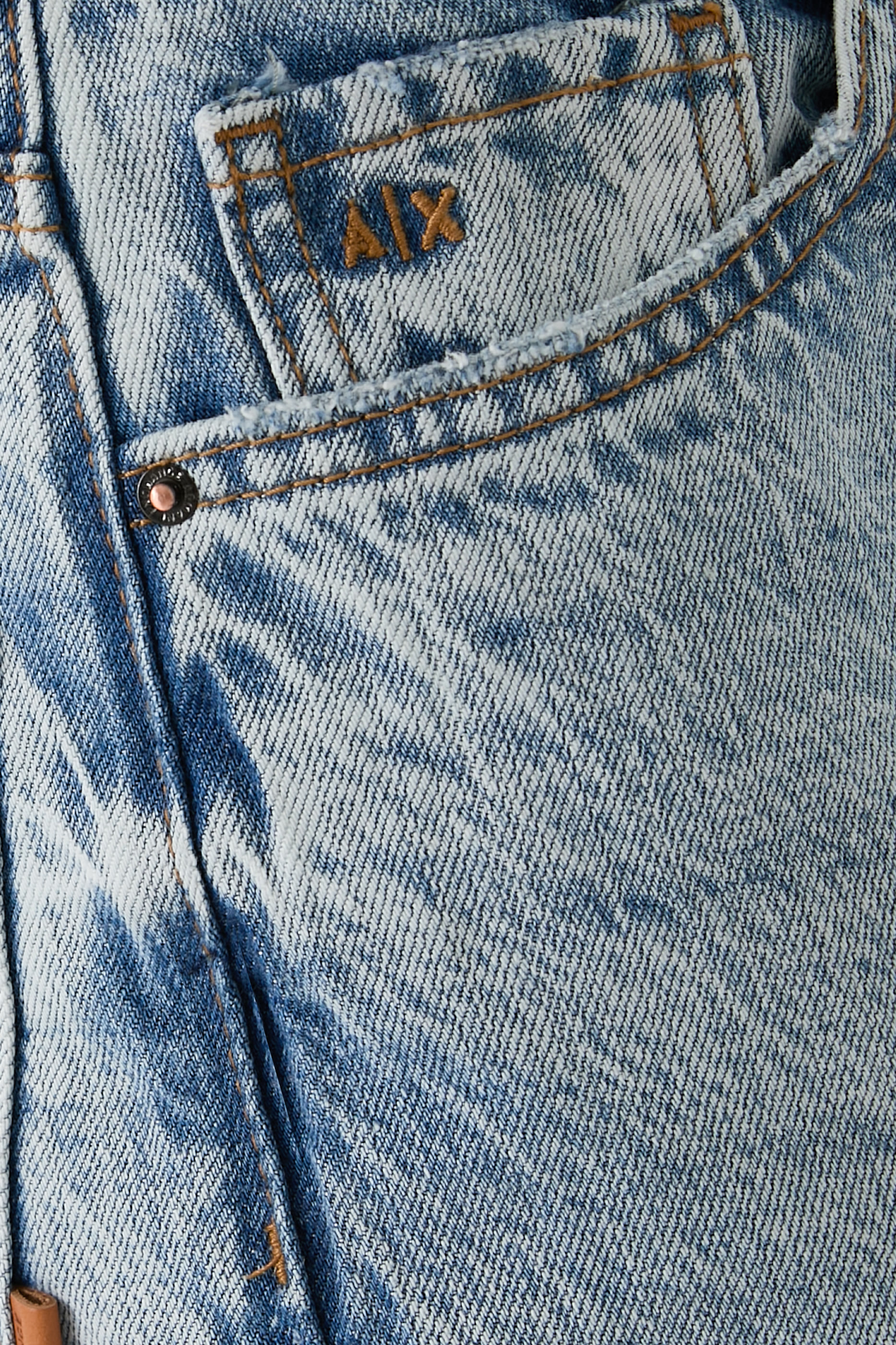 بنطال بقصة ساق ضيقة نحو الأسفل