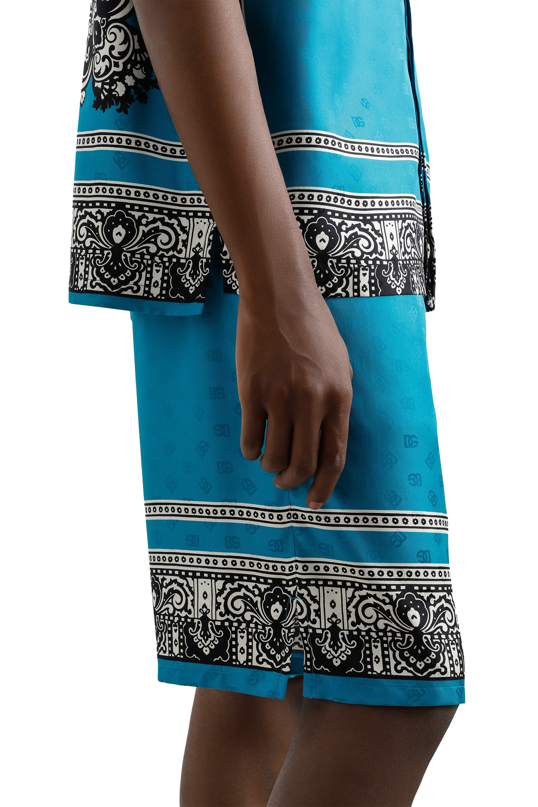 شورت بطبعة باندانا حرير