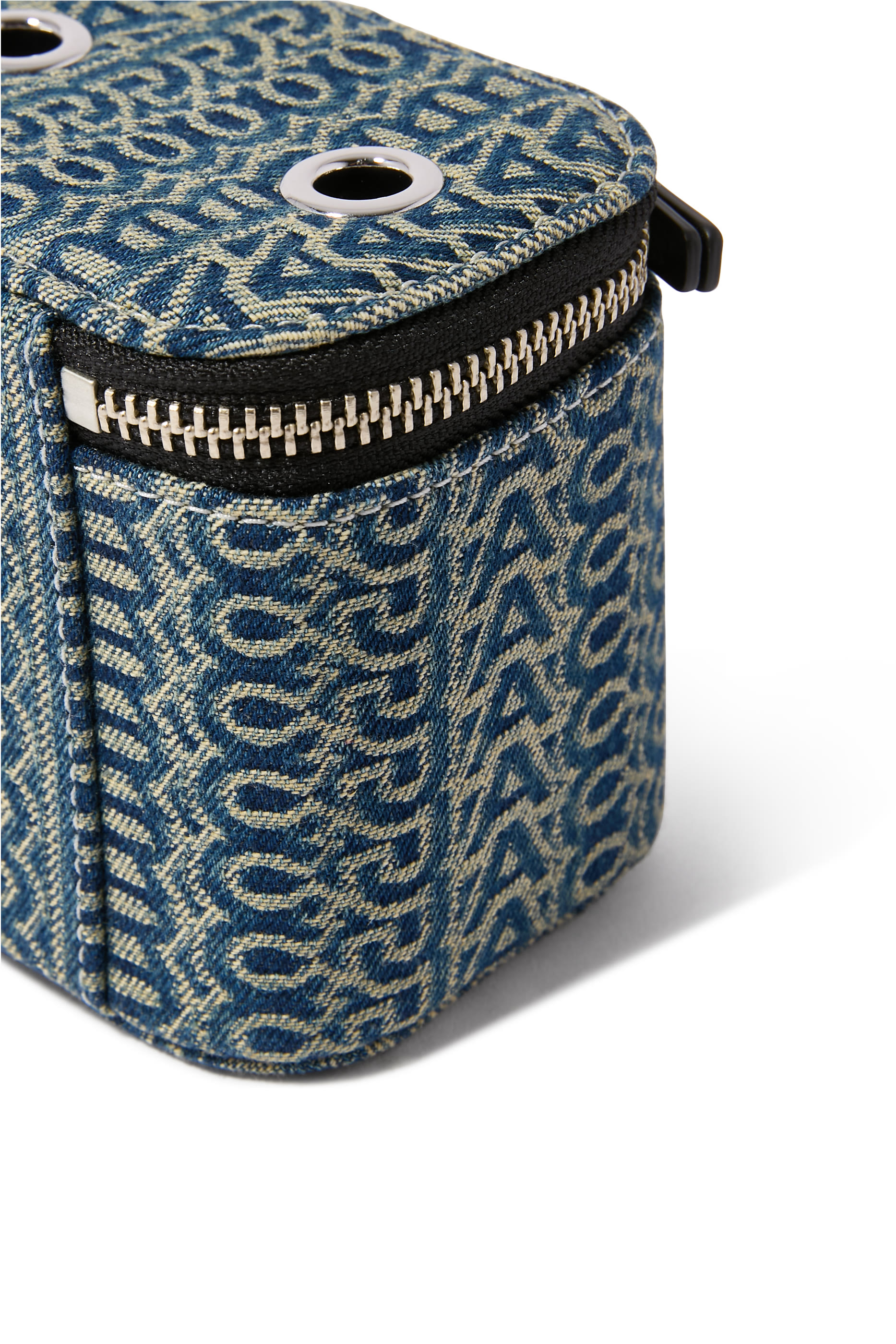 حقيبة مستحضرات تجميل صغيرة