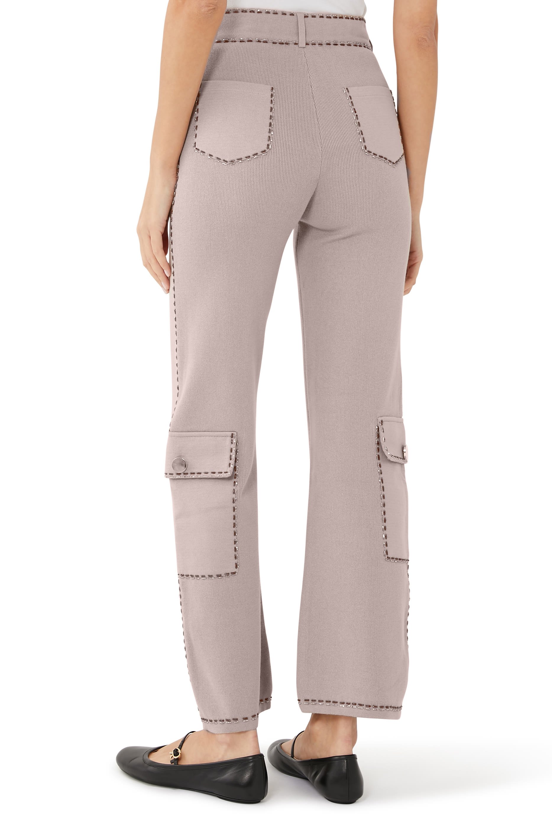 بنطال بقصة ساق مستقيمة وجيوب بغطاء وحافة مطرزة بالخرز