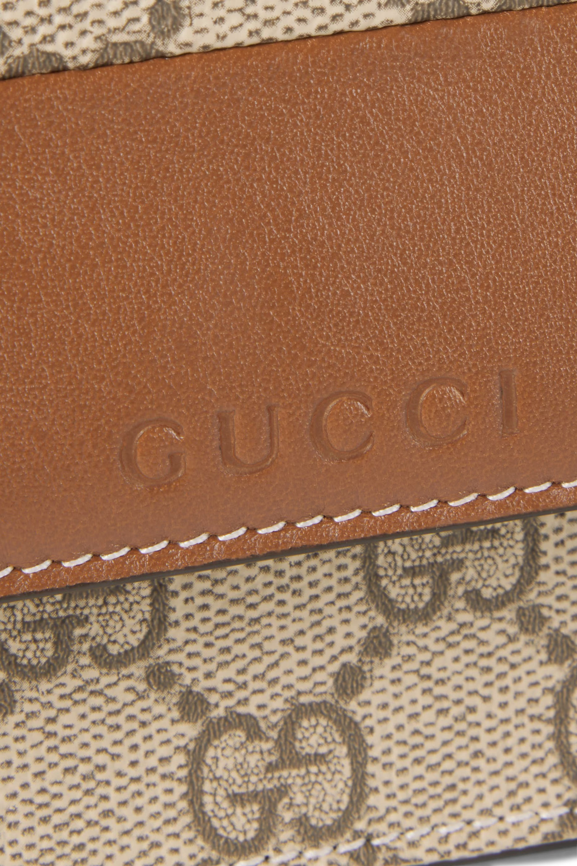 حقيبة صغيرة بسلسلة بشعار حرفي الماركة