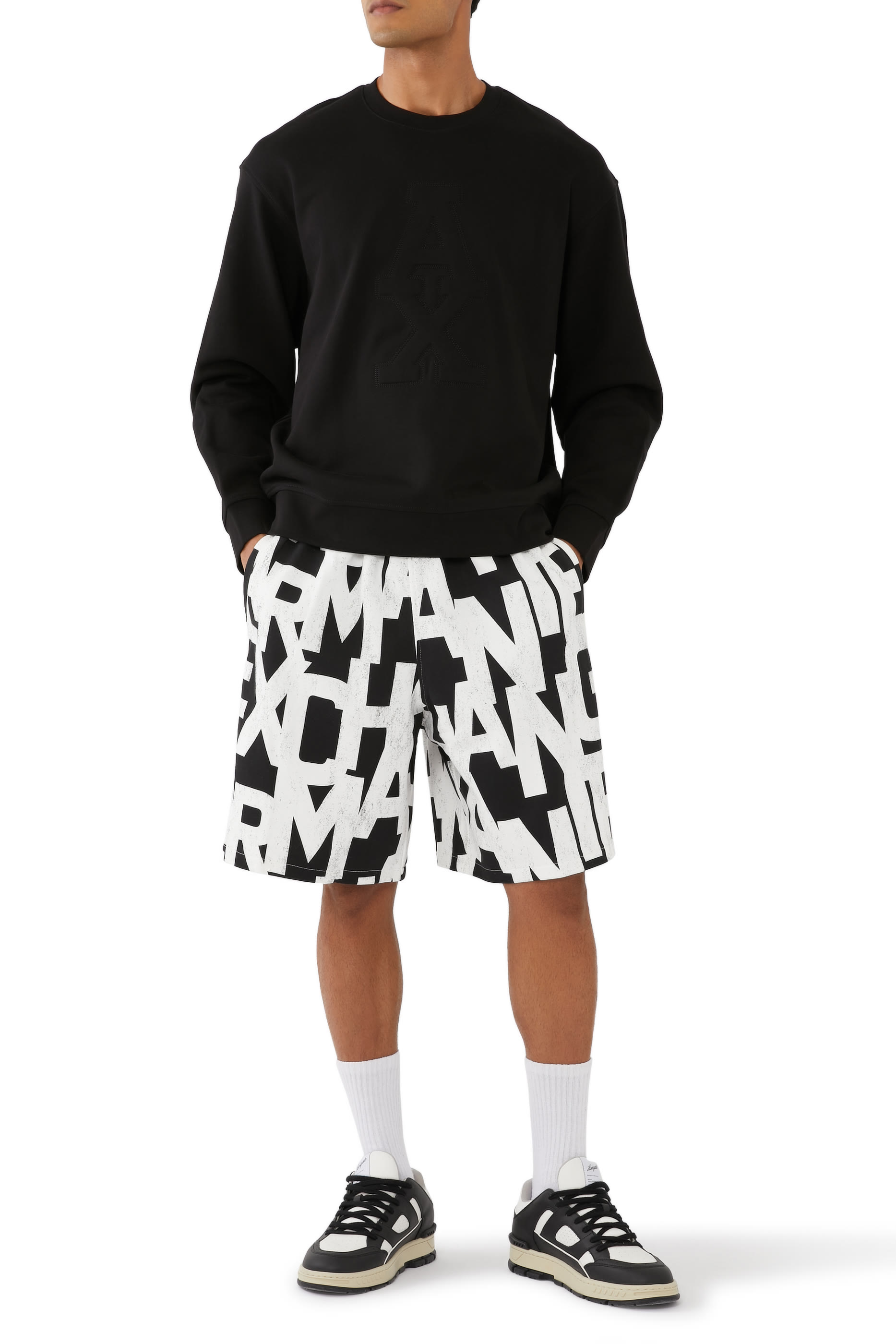 سويت شيرت بياقة ضيقة بنقشة حرفي شعار الماركة