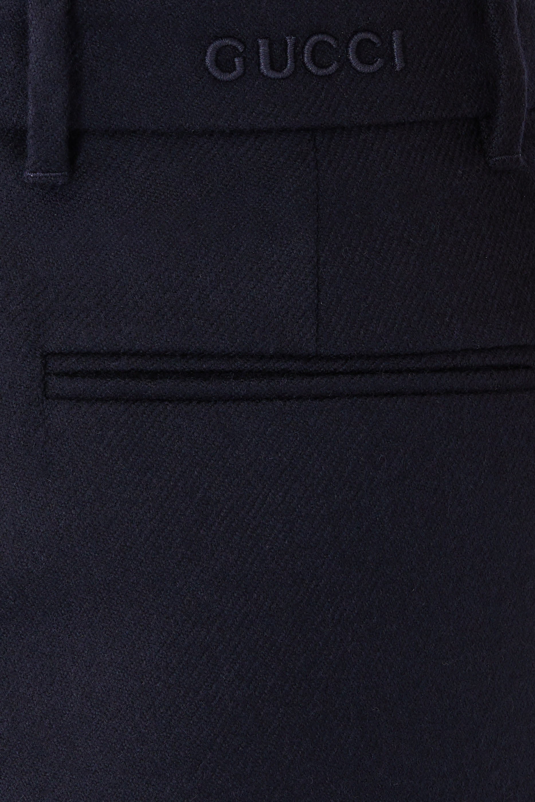 بنطال بقصة مريحة وتطريزات صوف