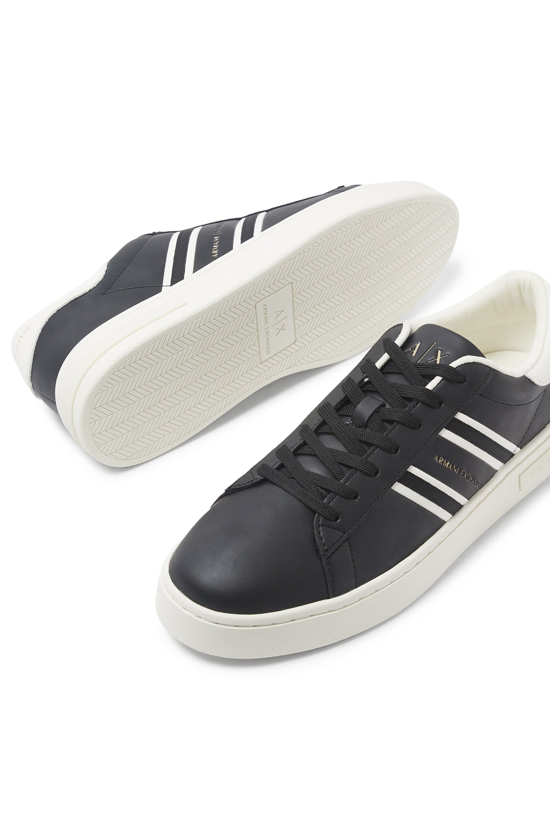 سنيكرز لندن بشعار الماركة على الجانب