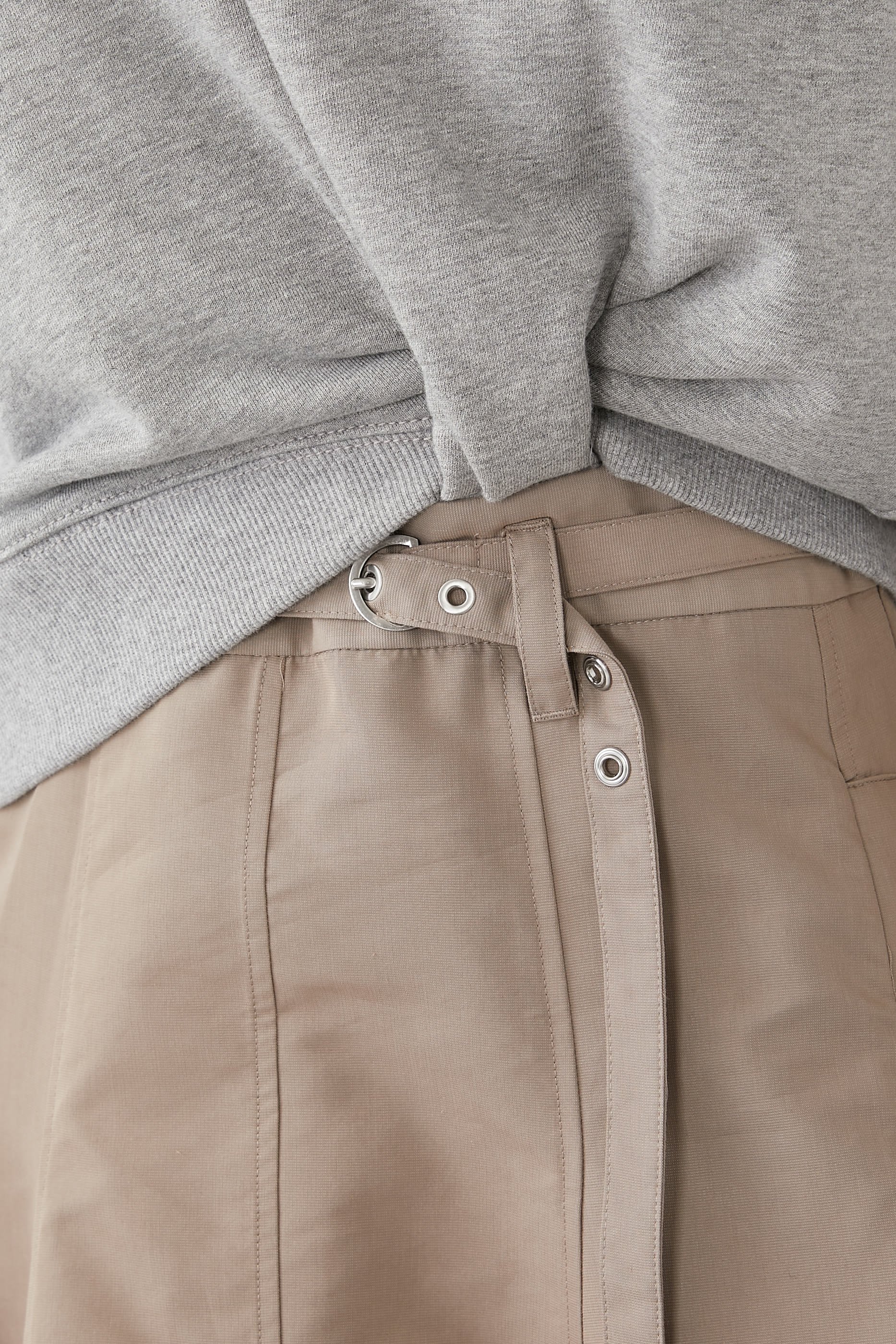 فستان بغطاء للرأس وتنورة بكشكش