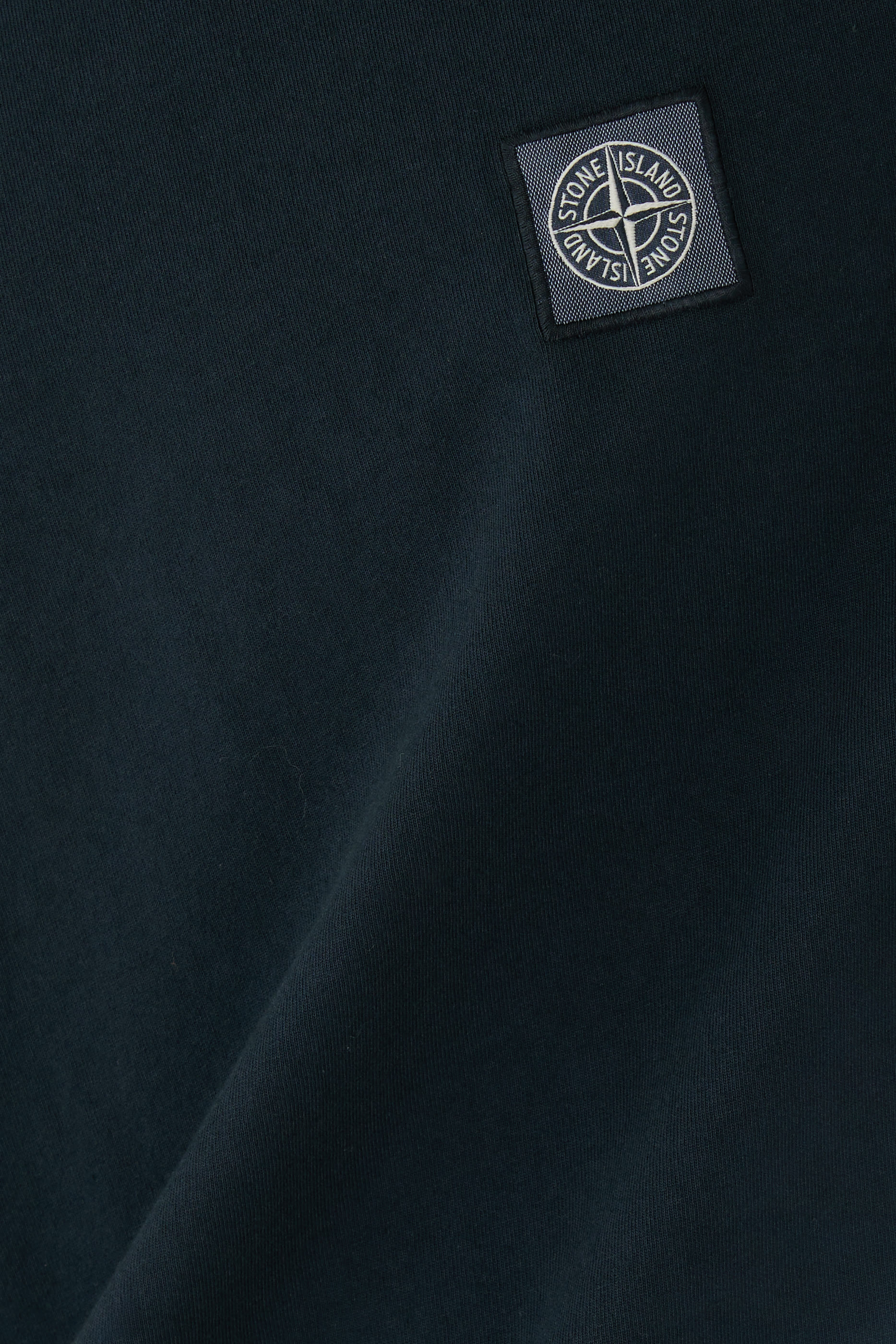 تيشيرت بأكمام قصيرة ورقعة شعار الماركة