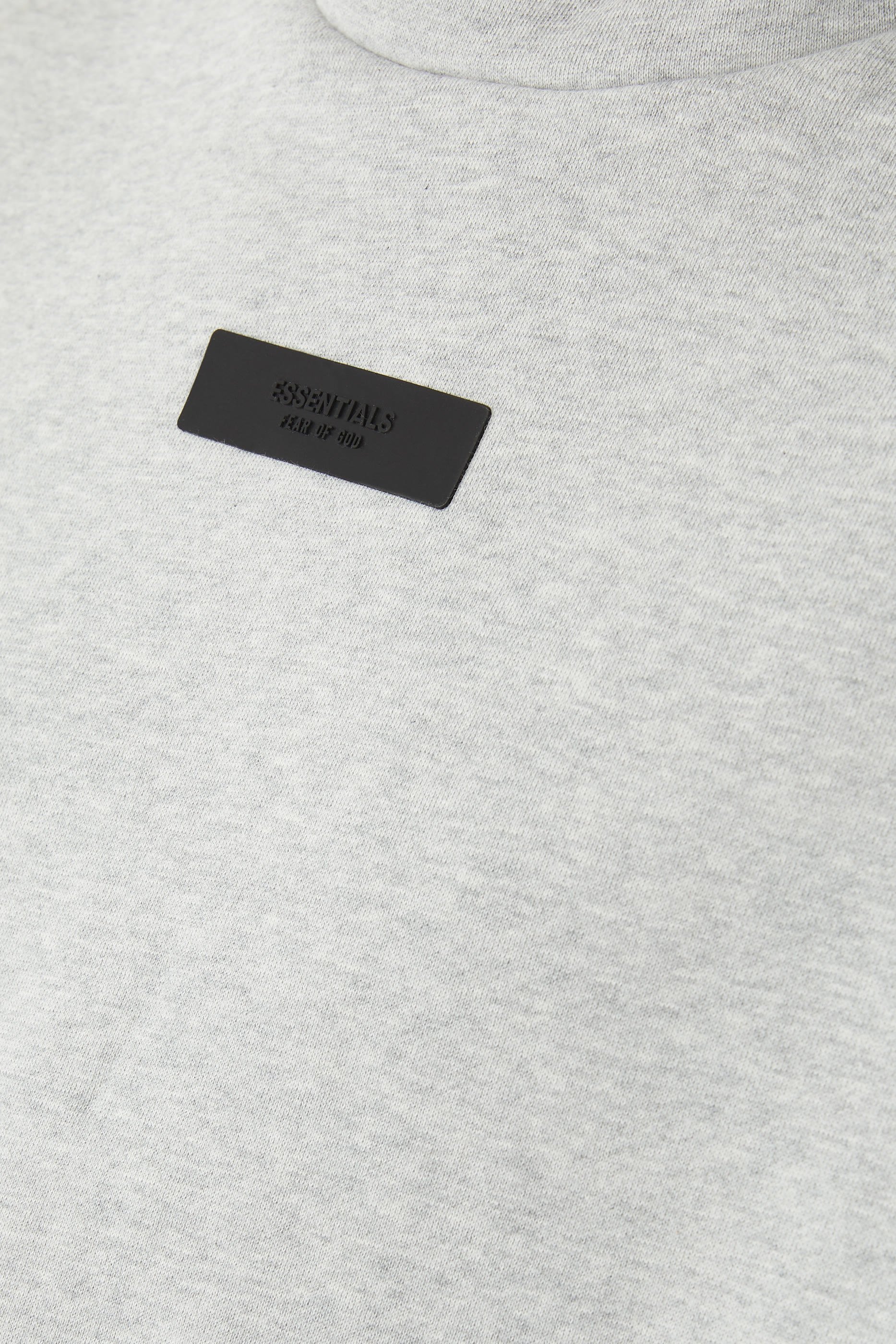 هودي بياقة عالية بشعار اسنشالز